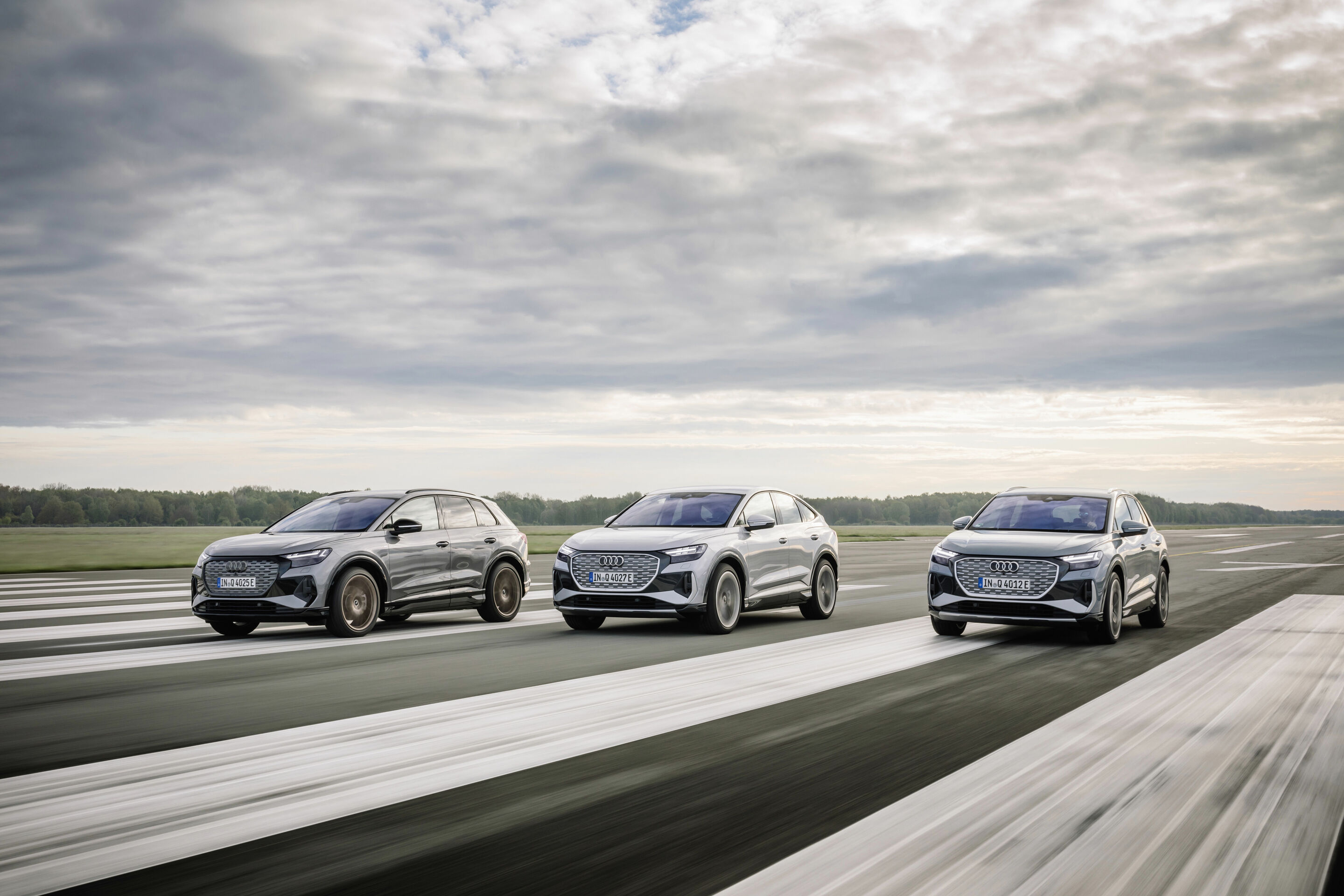 Audi Q4 50 e-tron quattro Edition One, Audi Q4 Sportback 50 e-tron, Audi Q4 50 e-tron quattro - Fahraufnahme, Farben: Taifungrau, Florettsilber, Geysierblau