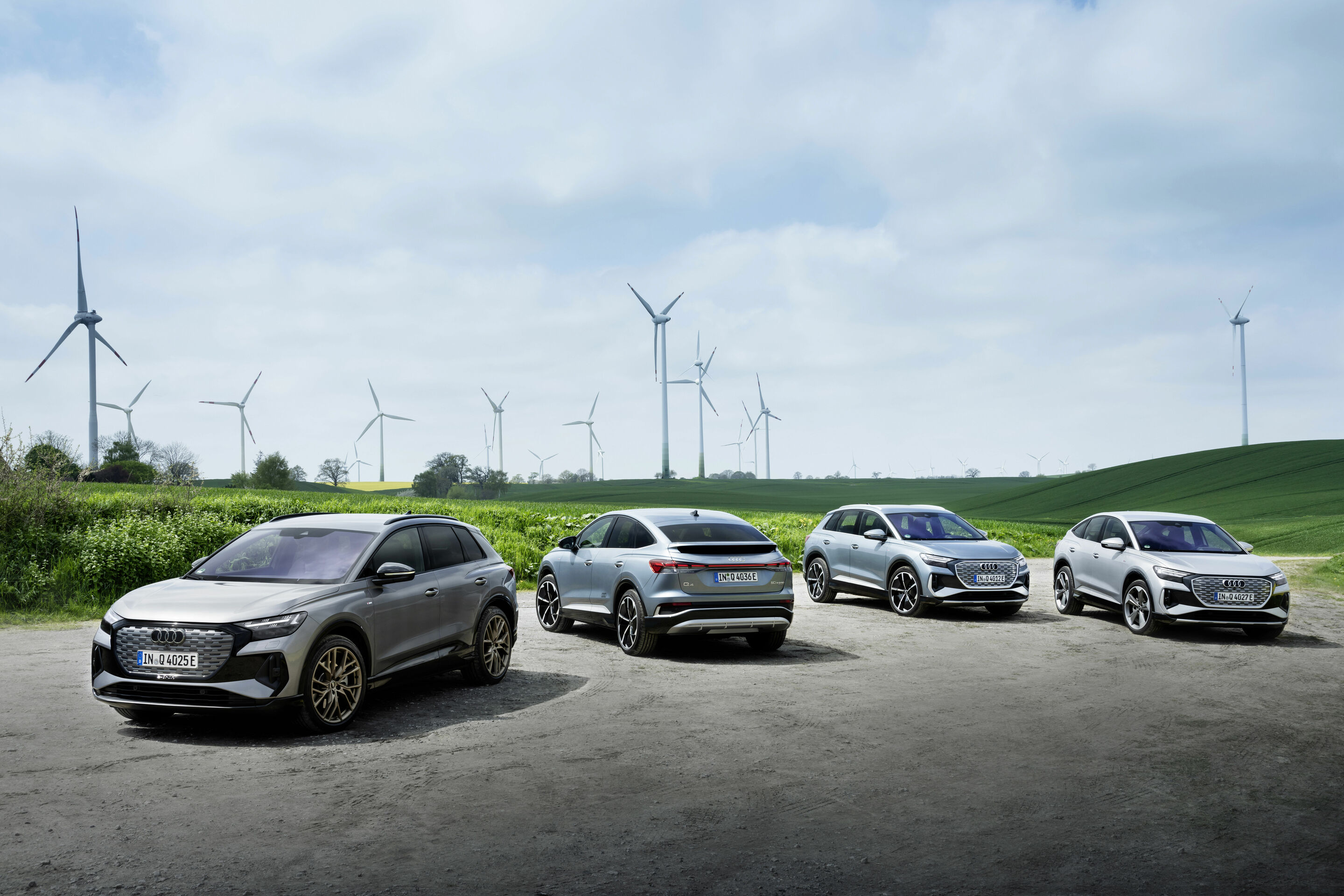 Audi Q4 50 e-tron quattro Edition One, Audi Q4 Sportback 50 e-tron quattro Edition One, Audi Q4 50 e-tron quattro, Audi Q4 Sportback 50 e-tron quattro - Farben: Taifungrau, Geysierblau, Florettsilber