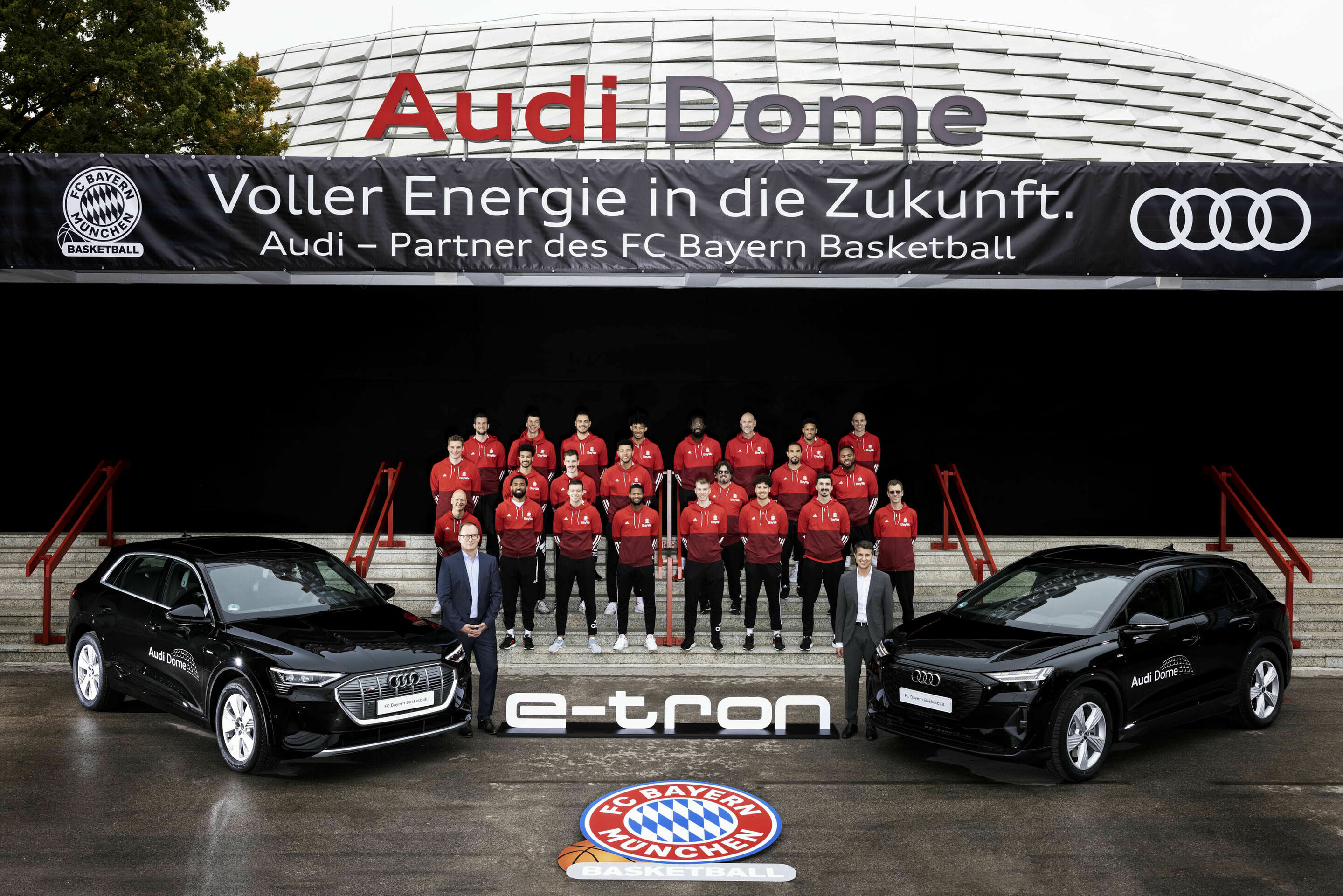 Audi is electrifying the basketball professionals from FC Bayern - All players are now driving fully electric with the Audi e-tron and Audi Q4 e-tron.
(Please note: All persons pictured are in compliance with the 3G rule).