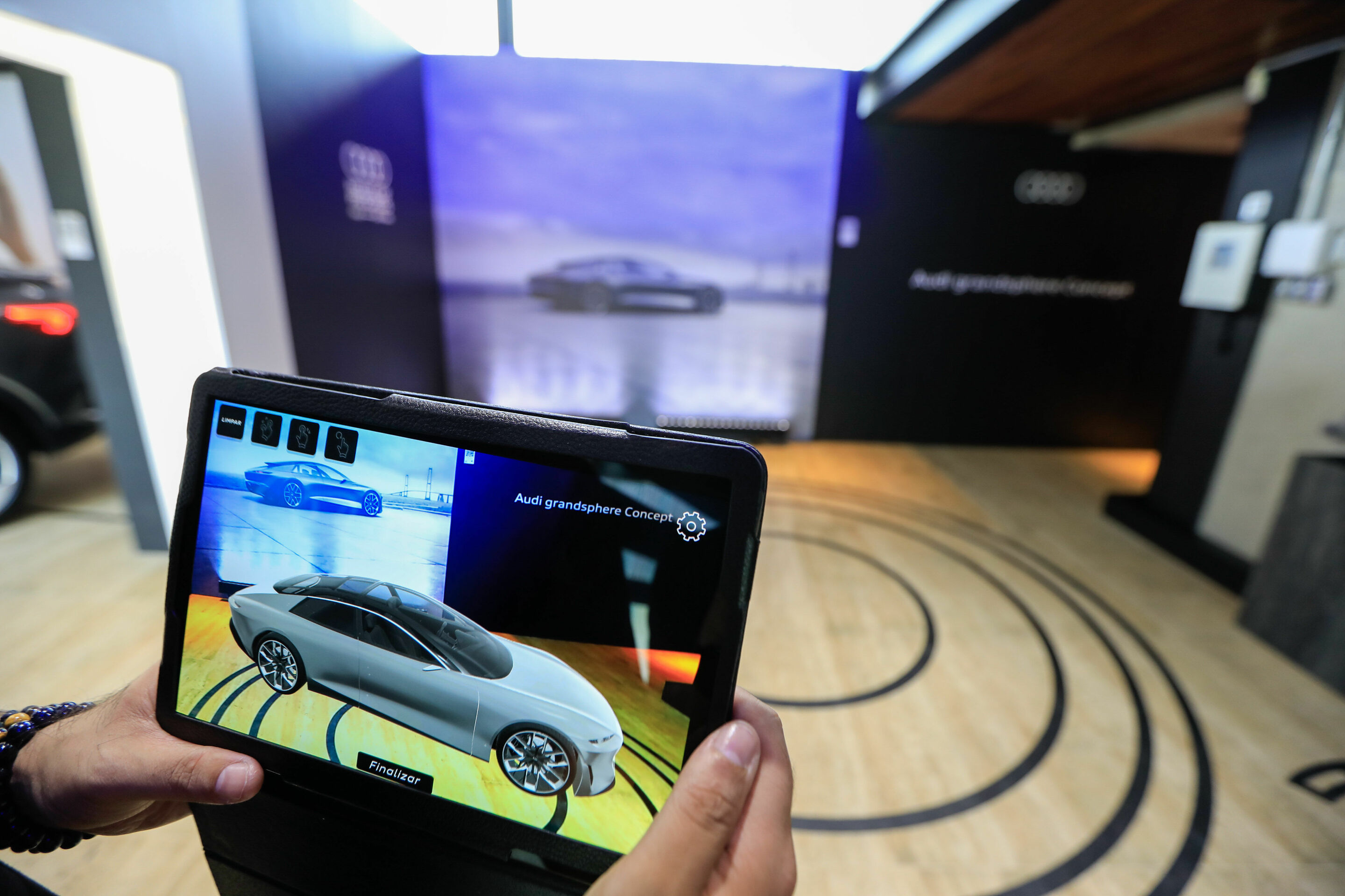 Audi am Standort Curitiba - Future is an attitude: der neue Audi gransphere concept wird in Augmented Reality präsentiert, sodass Besucher des House of Progress in São Paulo erleben können, wie Audi die Zukunft nachhaltiger Mobilität gestaltet.