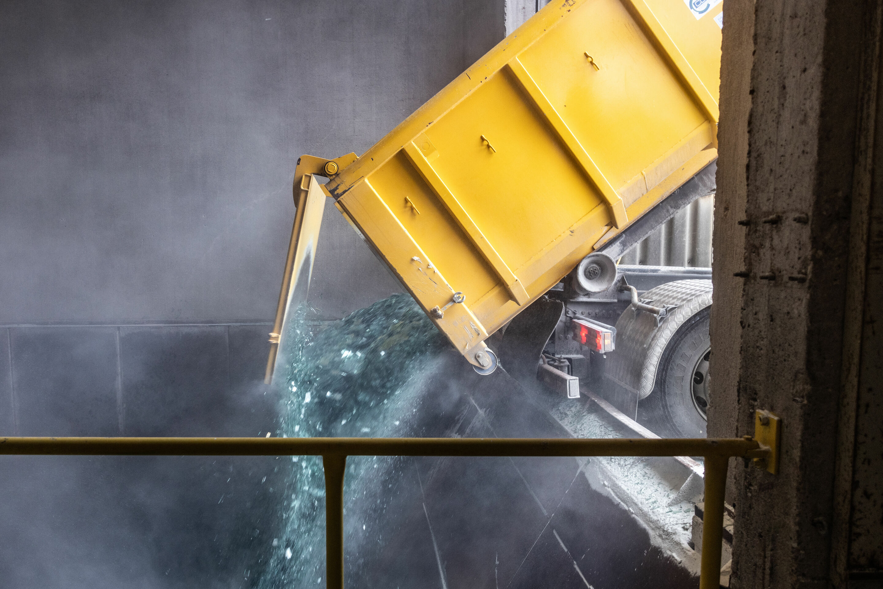 Pilot project glass recycling - Delivery of the glass recyclate at Saint Gobain Glass.