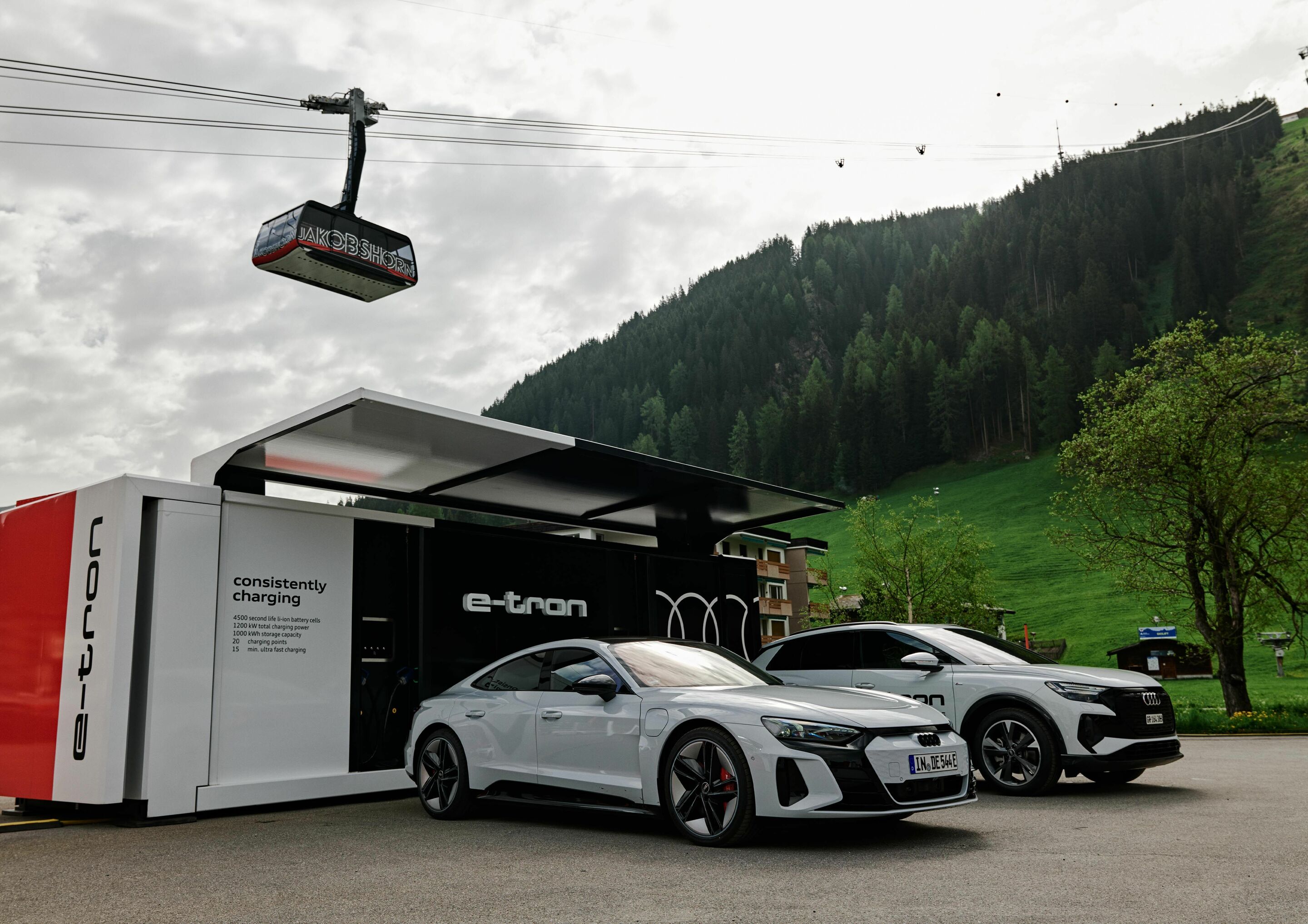 Weltwirtschaftsforum in Davos: nachhaltige Mobilität vor malerischer Bergkulisse - Aufgeladen in rund 45 Minuten: An einem 30-Fuß-Container lassen sich bis zu acht E-Modelle von Audi zeitgleich und ohne jeglichen Netzanschluss laden.