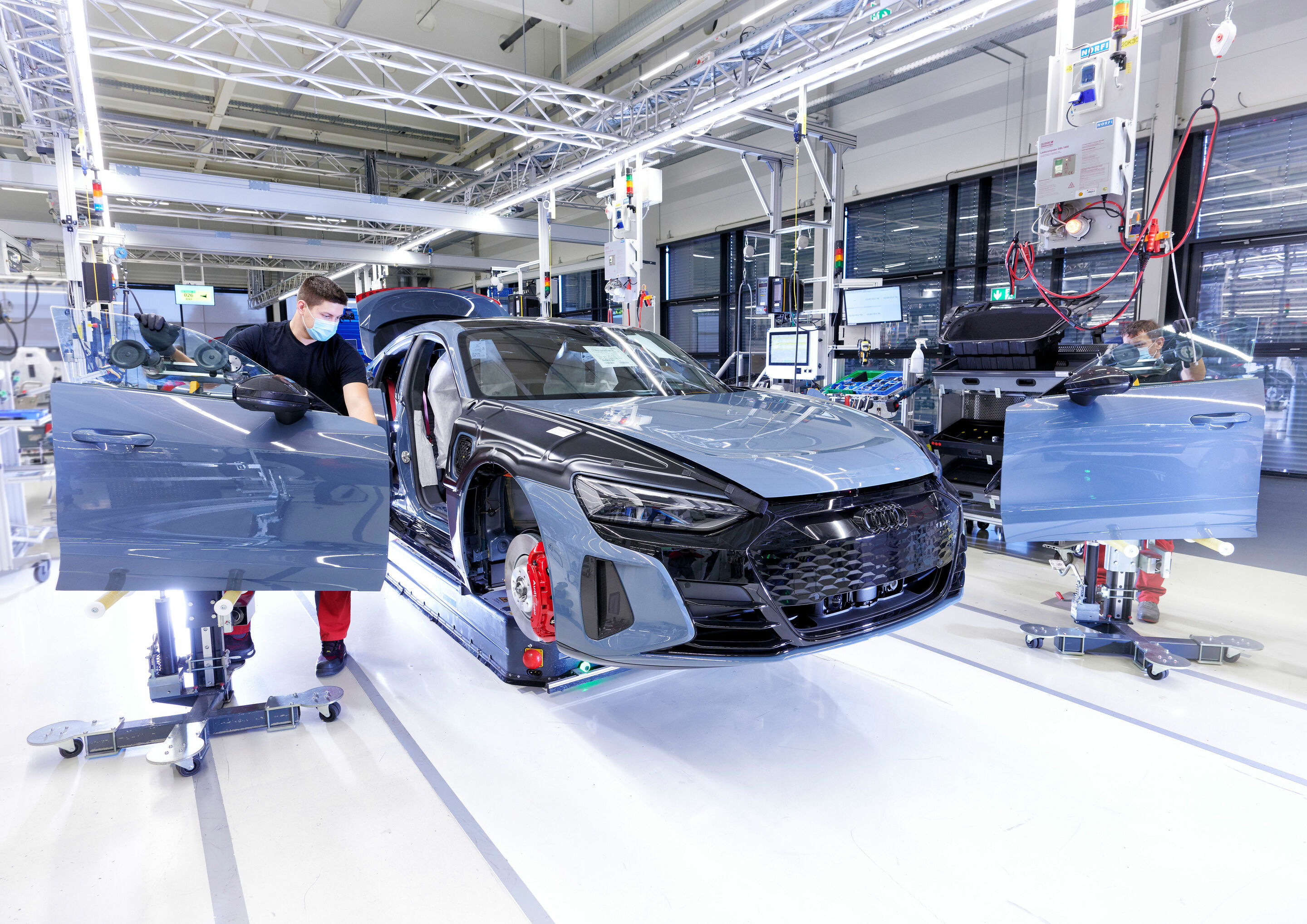 Living up to due diligence: Audi brings its own sustainability requirements to the supply chain as well - Business decisions and processes impact both people and the environment. For this reason, Audi centers its activities around sustainability.