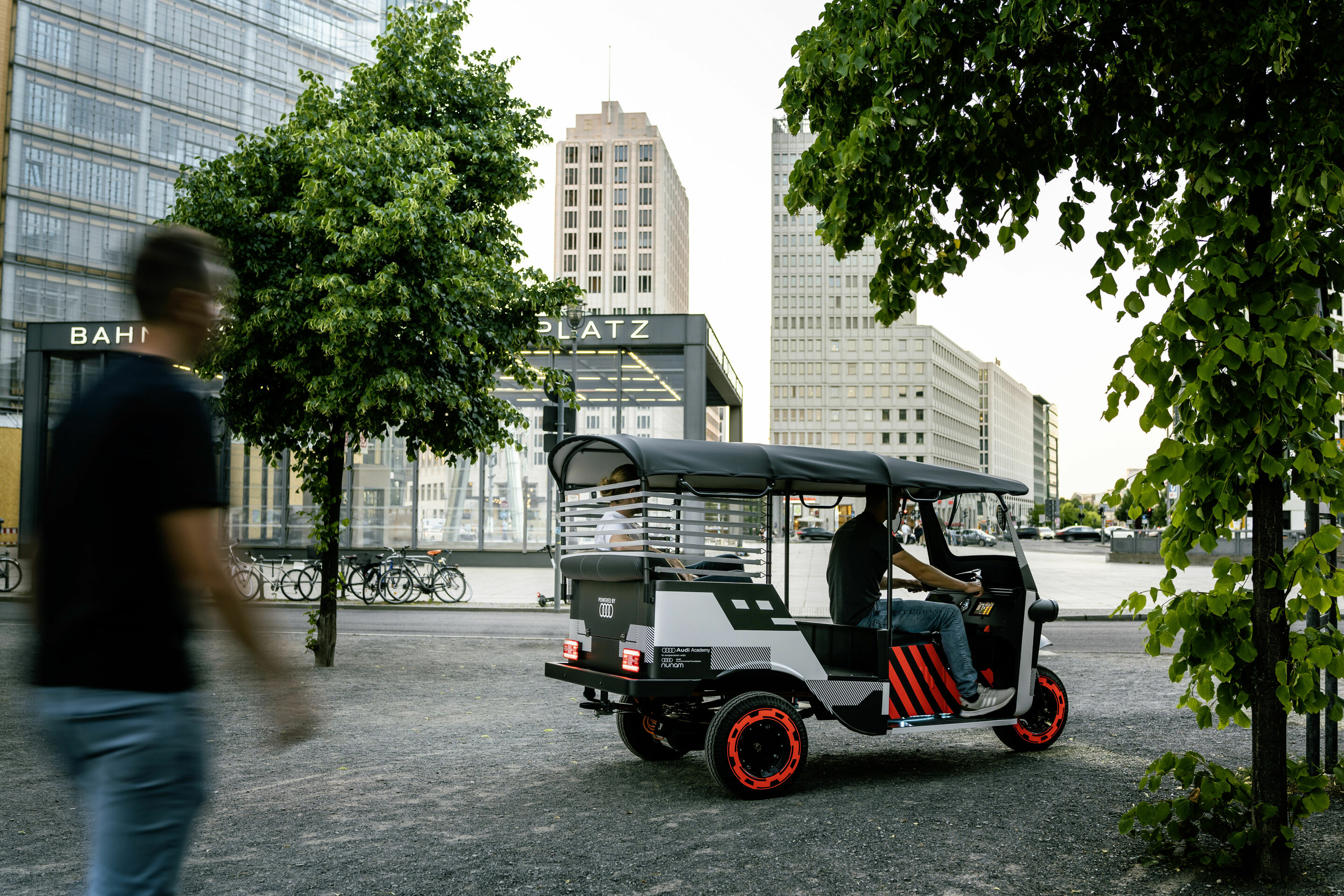 Audi @ GREENTECH FESTIVAL Berlin 2022 - Second-life use: Audi e-tron battery modules power electrify rickshaws in India
