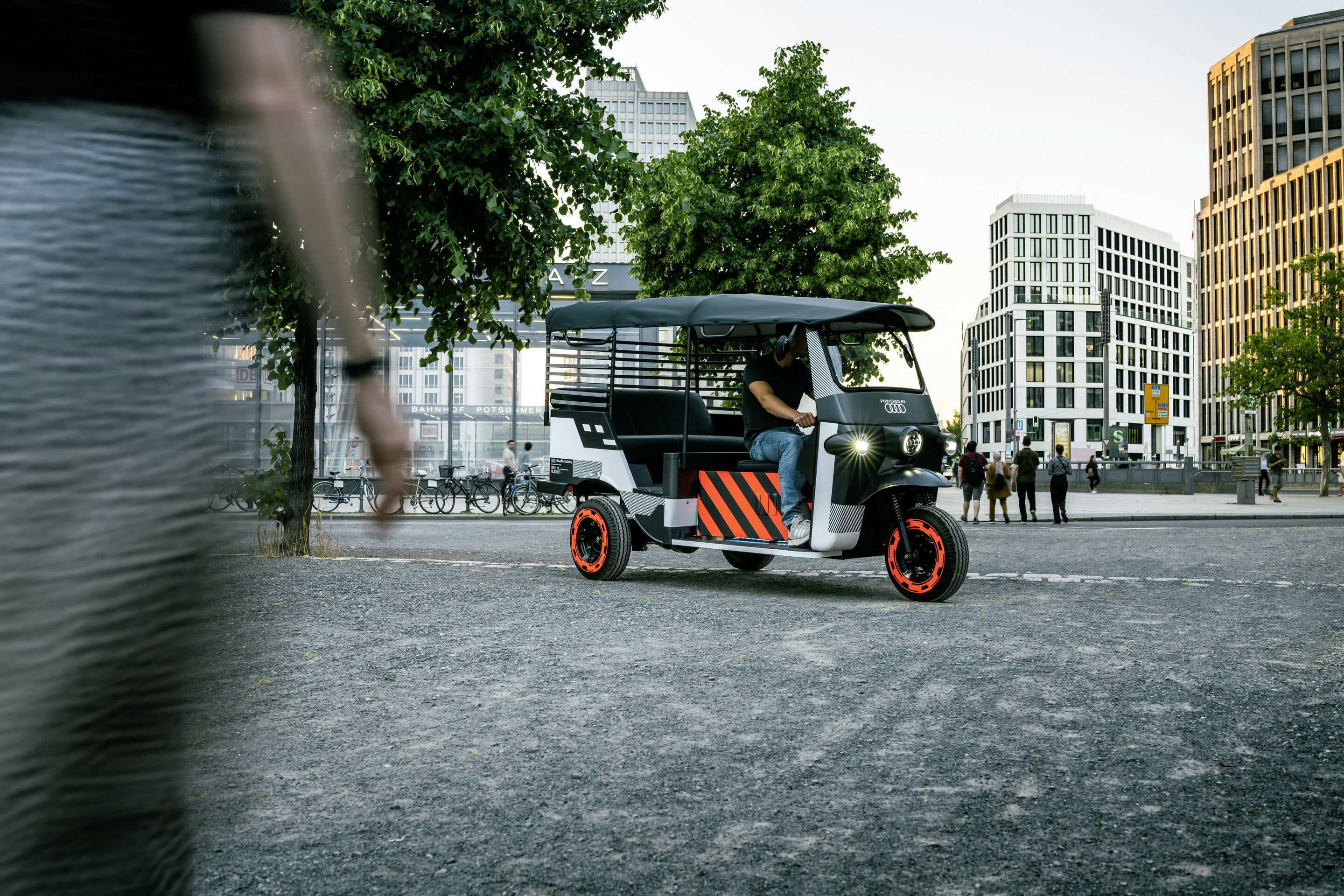 Audi @ GREENTECH FESTIVAL Berlin 2022 - Second-life use: Audi e-tron battery modules power electrify rickshaws in India