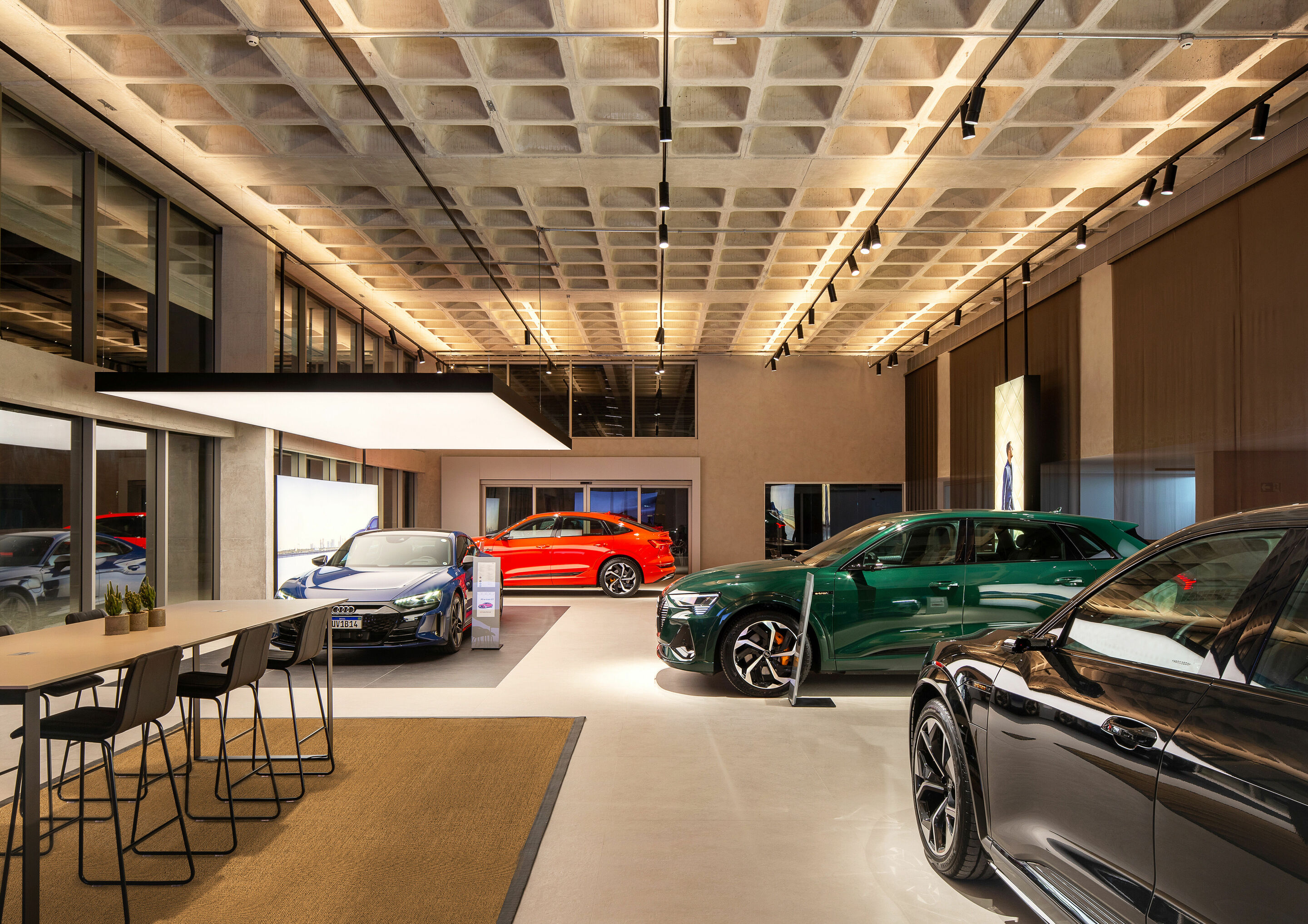 Audi Progressive Retail: The brand with the four rings launches a new interactive concept for customers - The inviting and progressive showroom architecture puts customers front and center.