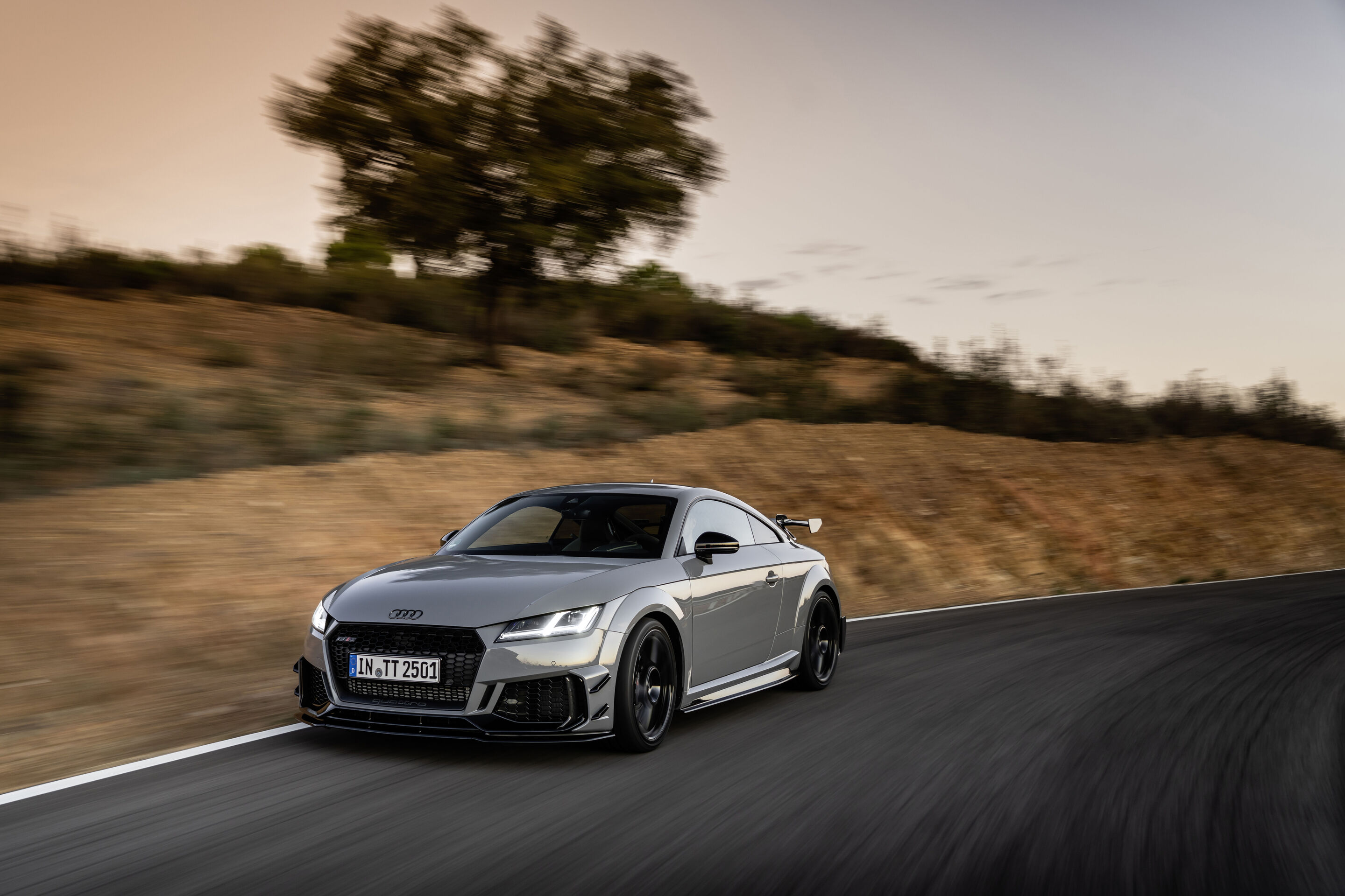 Audi TT RS Coupé iconic edition (bis 2023) - Fahraufnahme, Farbe: Nardograu