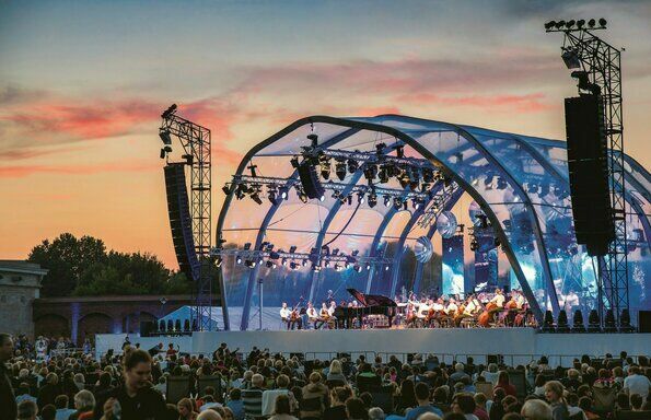 Audi Sommerkonzerte 2023 - Vier Wochen lang steht Ingolstadt im Zeichen der Musik: Internationale Gaststars und Nachwuchskünstler_innen treten bei den Audi Sommerkonzerten 2023 auf.