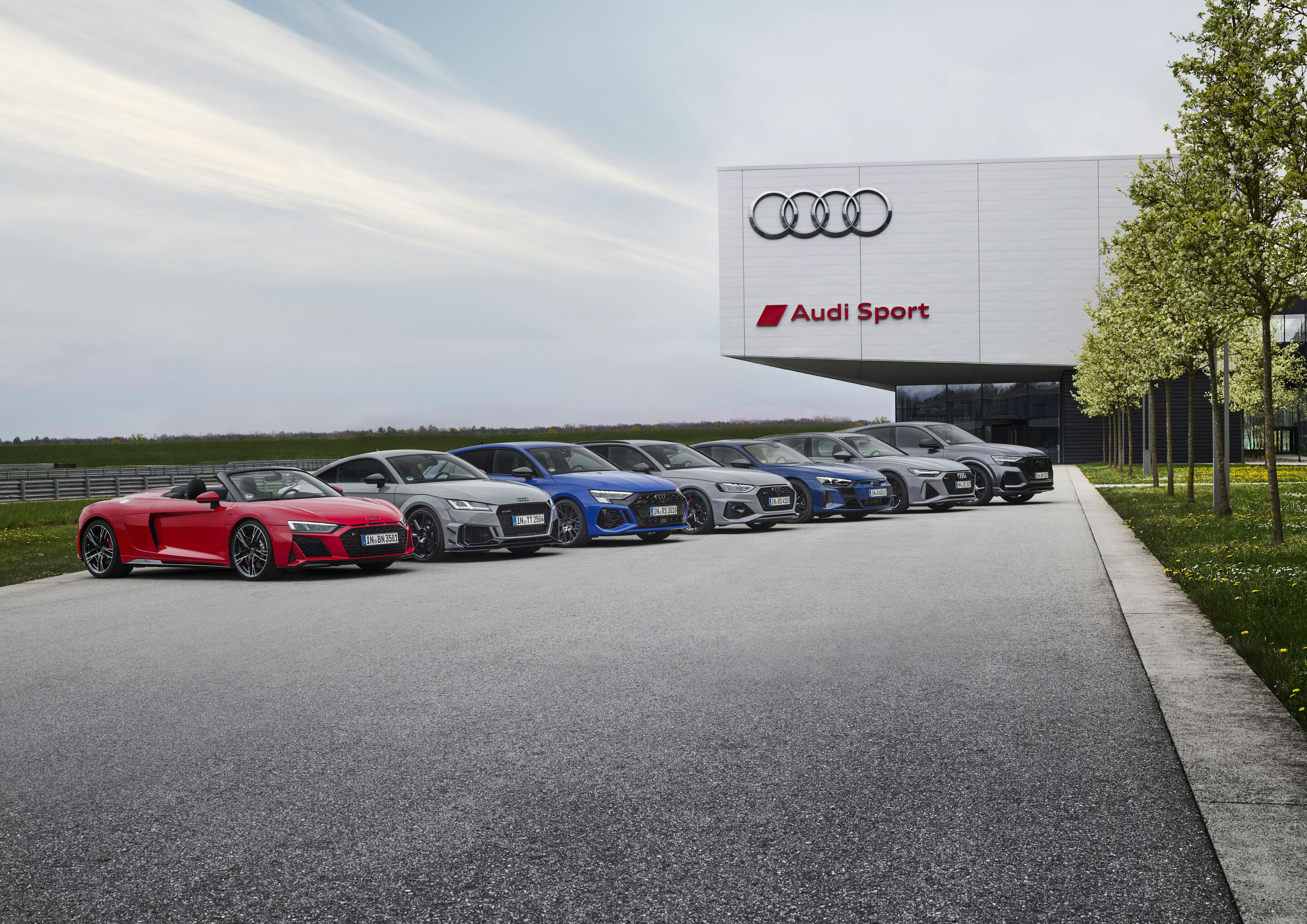 40 years Audi Sport GmbH - Modelle from left to right (static photo):
Audi R8 Spyder V10 performance RWD, colour: Tango Red
Audi TT RS Coupé iconic edition, colour: Nardo Grey
Audi RS 3 Sportback performance edition, colour: Nogaro Blue
Audi RS 4 Avant...