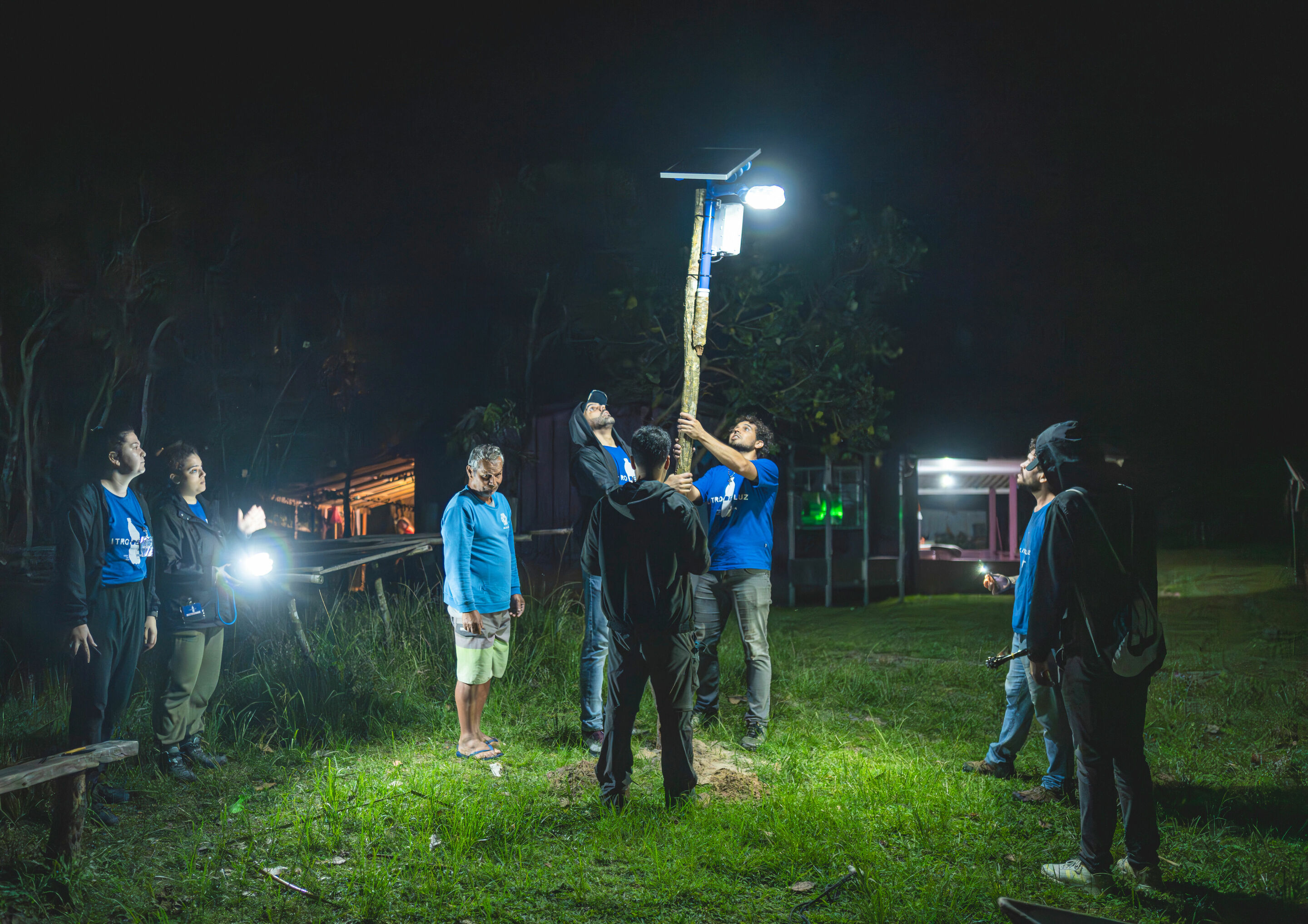 Audi beim One Young World Summit - Audi, Audi do Brasil, die Audi Stiftung für Umwelt und Litro de Luz installieren in mehreren Dorfgemeinschaften an der Südküste des Bundesstaats São Paulo Lichtmasten und Solarlampen.