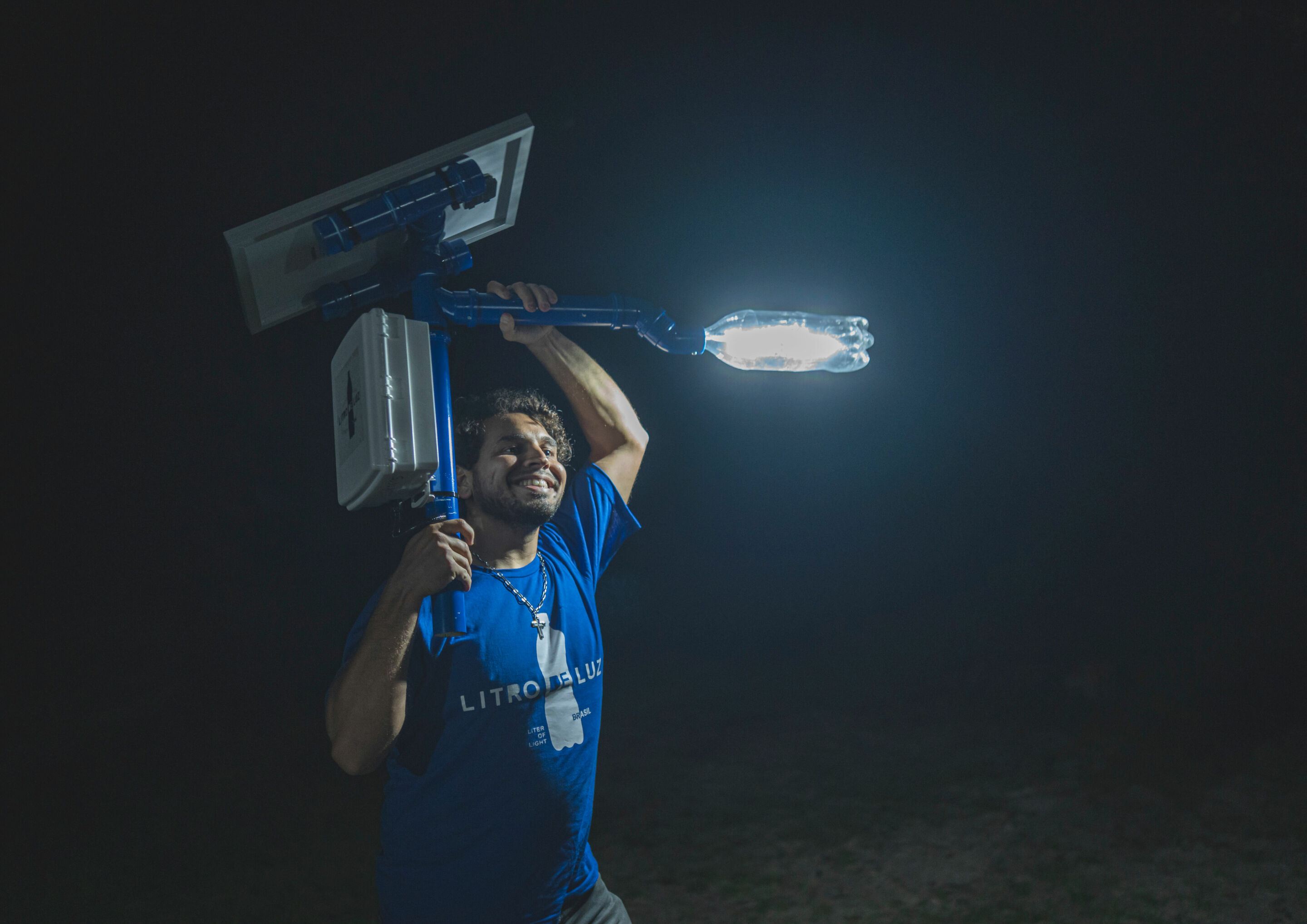 Audi beim One Young World Summit - Audi, Audi do Brasil, die Audi Stiftung für Umwelt und Litro de Luz installieren in mehreren Dorfgemeinschaften an der Südküste des Bundesstaats São Paulo Lichtmasten und Solarlampen.
