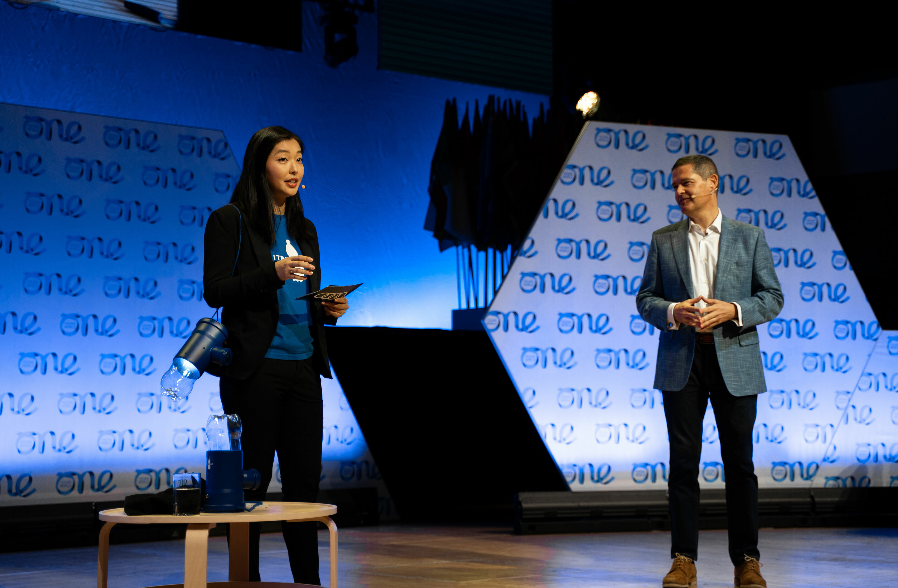 Audi beim One Young World Summit - Xavier Ros, Personalvorstand der AUDI AG und  Laís Higashi von Litro de Luz Brasil im Dialog zu ihrer Innovation mittels solarbetriebenen Leuchten Licht in entlegene Gebiete in der Amazonasregion zu bringen.
