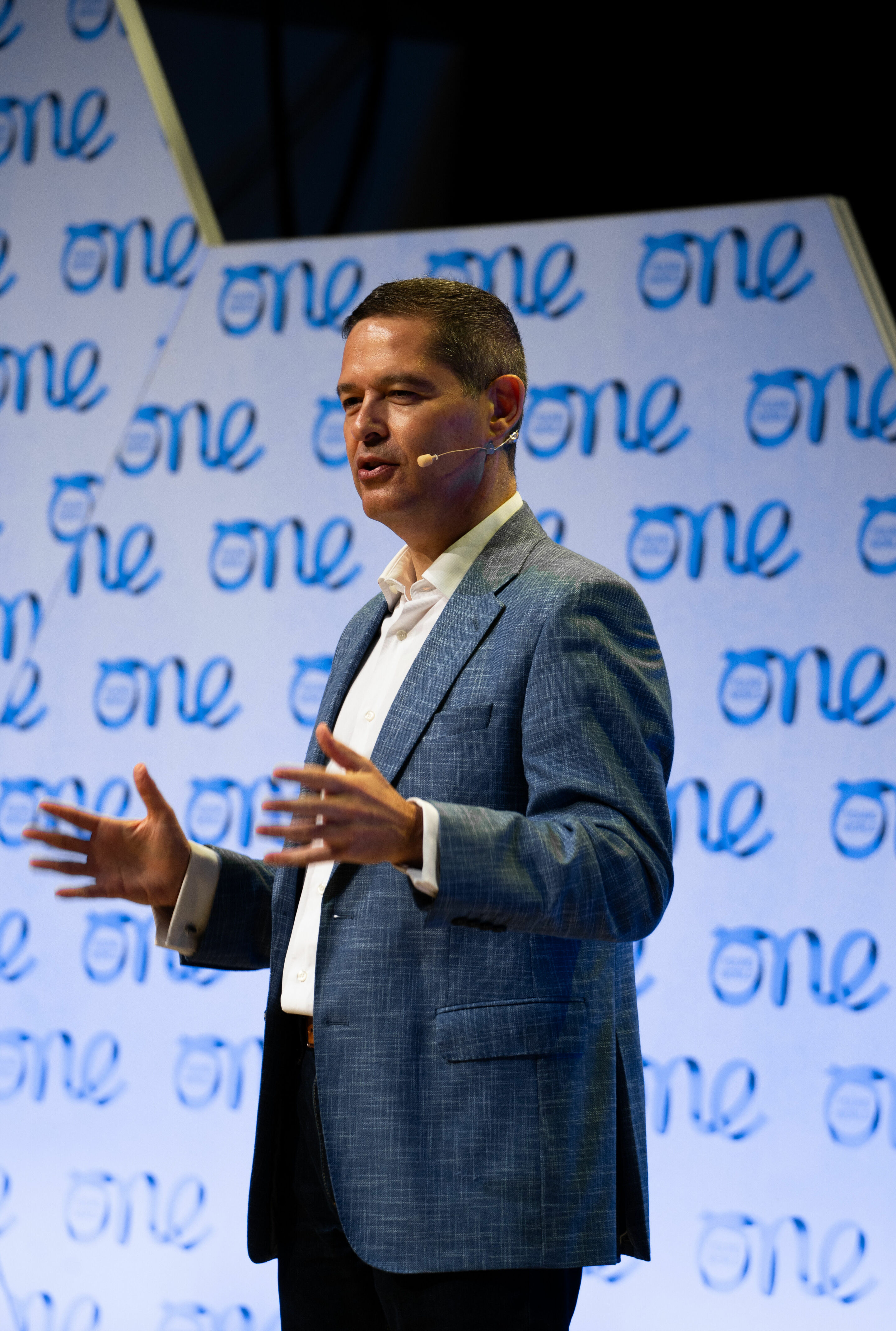 Audi beim One Young World Summit - Xavier Ros, Personalvorstand der AUDI AG, bei seiner Keynote auf dem One Young World Summit in Belfast.