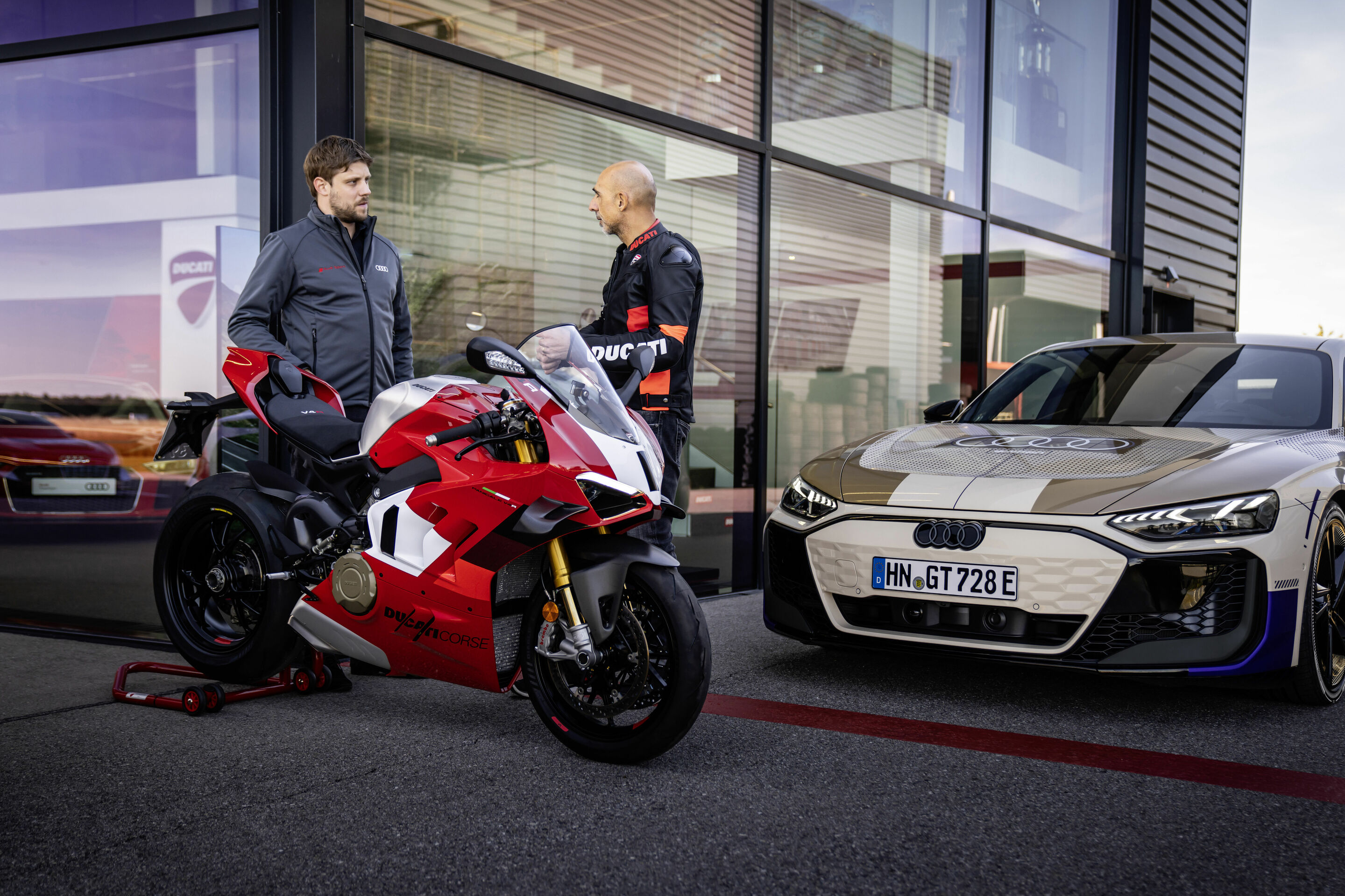 Audi e-tron GT Prototyp - Jaan Mattes Reiling (l.) und Alessandro Valia sind sich einig: Der Prototyp des neuen e-tron GT quattro und die Ducati Panigale V4 R faszinieren mit Technik und Emotionen.