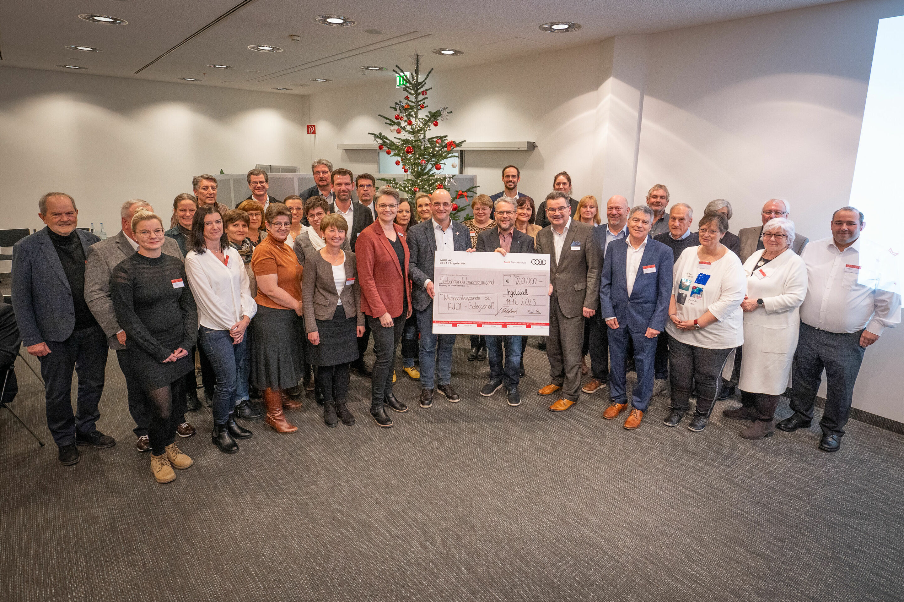Christmas donation: Audi employees support regional organizations with 720,000 euros - The Works Council hands over the symbolic cheque for this year's Christmas donation from the Audi workforce to representatives of social organisations in the region.