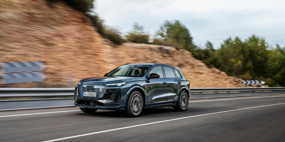 Audi Q6 e-tron quattro - Standaufnahme,
Farbe: Plasmablau Metallic