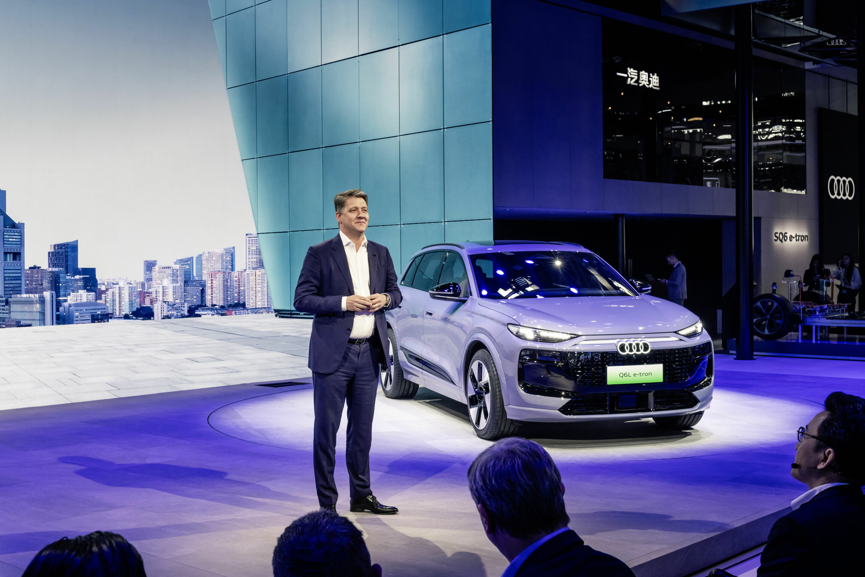 Audi auf der Auto China 2024 - Auf der Auto China präsentiert Audi seine Strategie und sein rein elektrisches Portfolio für den größten Automobilmarkt der Welt: Audi CEO Gernot Döllner mit dem Audi Q6L e-tron