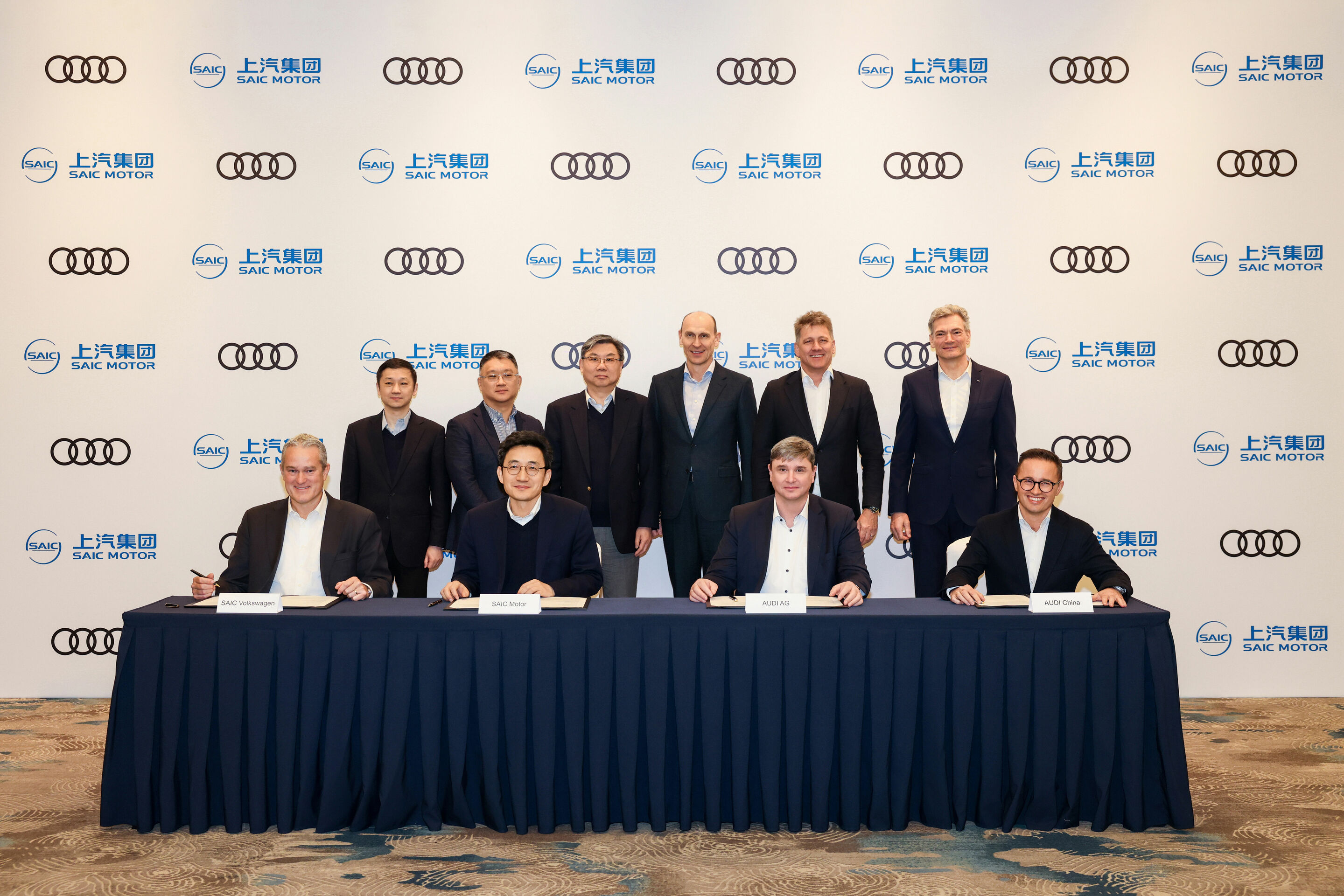 “Vorsprung durch Technik” recharged: Audi and SAIC further strengthen partnership - Assembled at the table to sign the agreement and strengthen the partnership between Audi and SAIC: (sitting, from left to right) Holger Santel, First Vice President and...