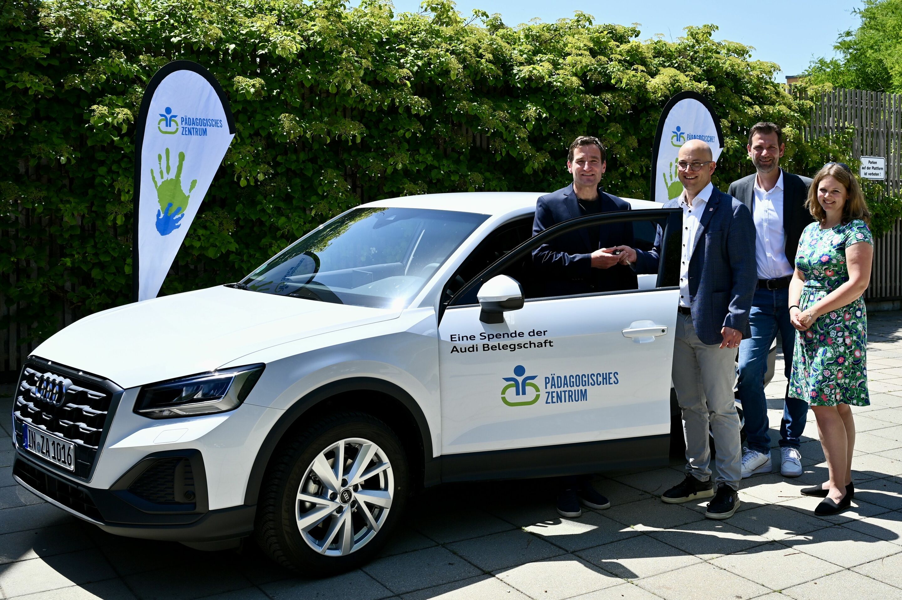 Audi Belegschaft unterstützt Pädagogisches Zentrum Ingolstadt - Der Betriebsratsvorsitzende Jörg Schlagbauer (2.v.l.) übergab Philip Hockerts (l.), Geschäftsführer des Pädagogischen Zentrums „Haus Miteinander“, den Schlüssel des neuen Audi Q2. Auch Barbara...