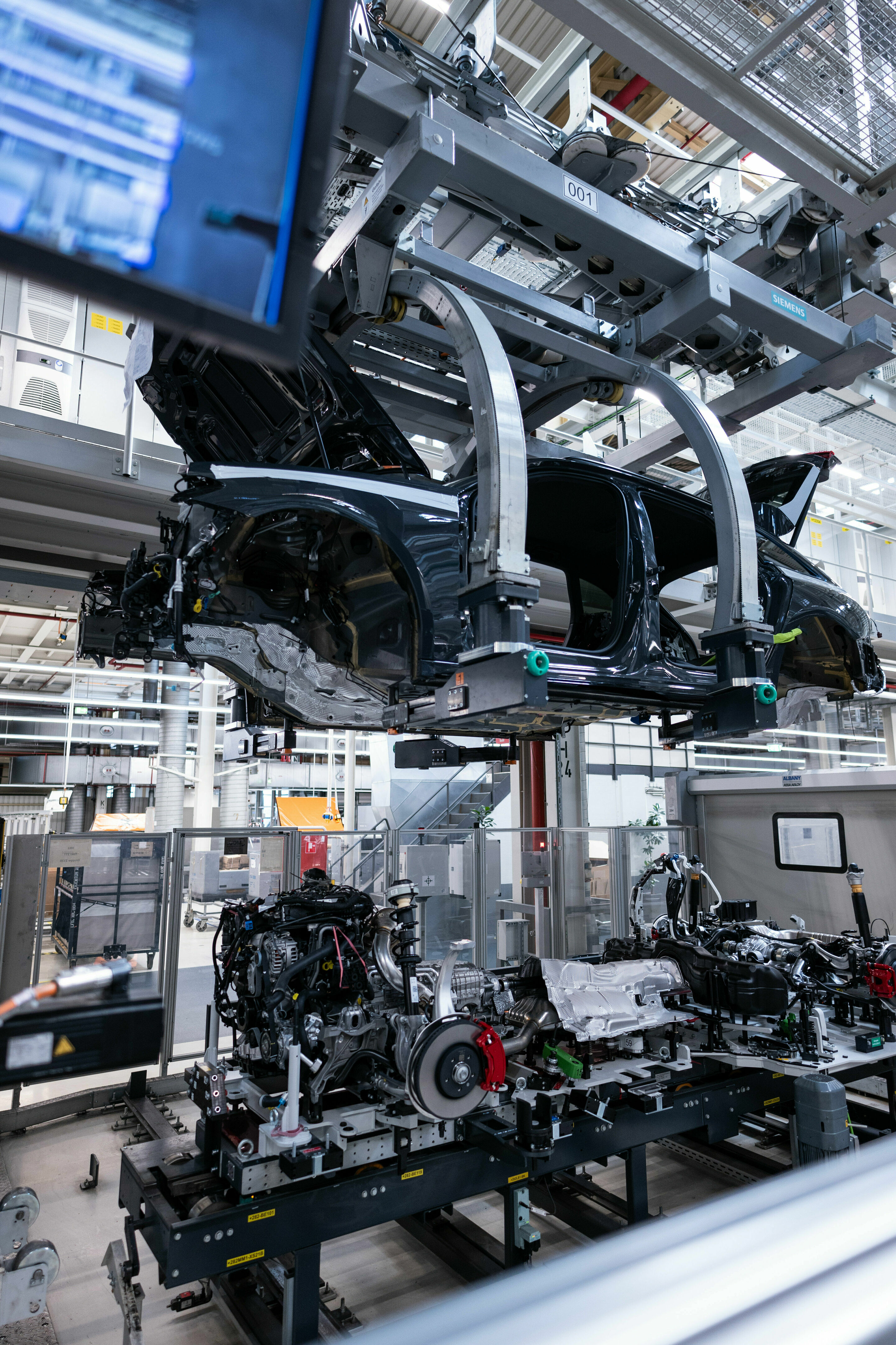 Audi A5 production at the Neckarsulm site - The highlight of assembly - the so-called “marriage” between the floor assembly and the body.