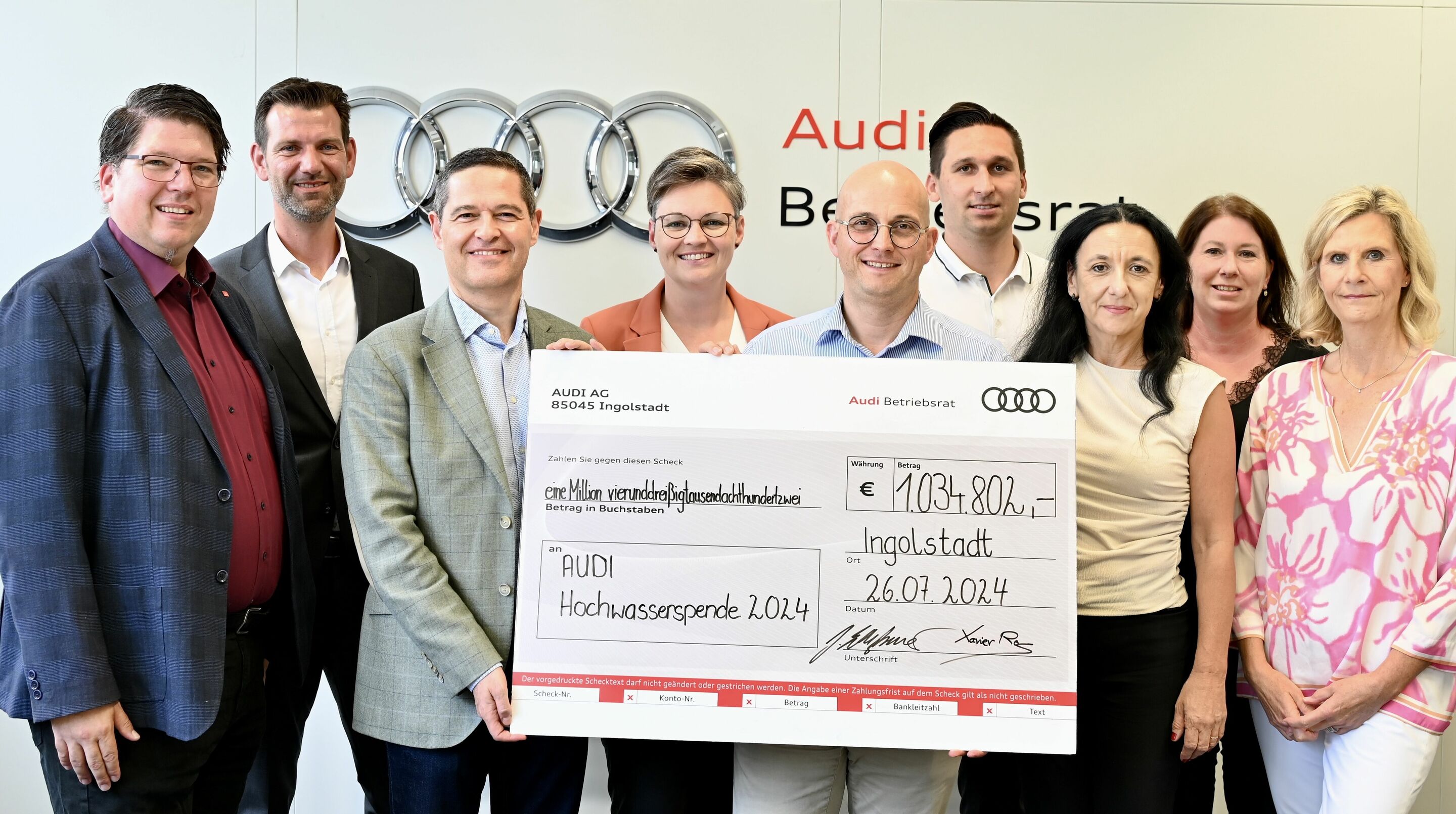 Audi Belegschaftsspende: Über eine Million Euro als Hochwasserhilfe - Stellvertretend für die Audi Belegschaft, den Vorstand und das Spendenteam, v. l.: Alexander Reinhardt (Stv. Betriebsratsvorsitzender Neckarsulm), Thomas Wendl (Leiter Betriebsrat Service),...