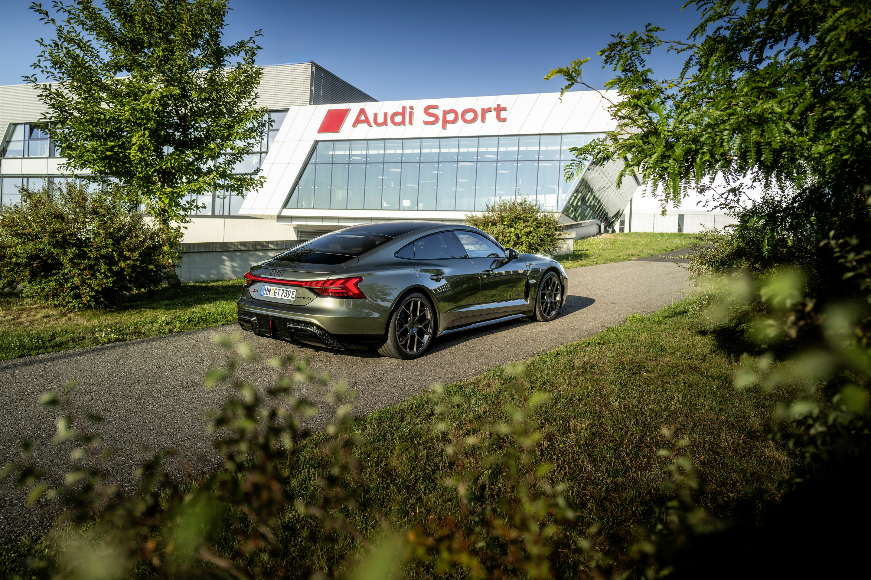 Audi e-tron GT - The Audi e-tron GT at Böllinger Höfe.
Static photo,
Colour: Oak green metallic, customized paint finish, Audi exclusive