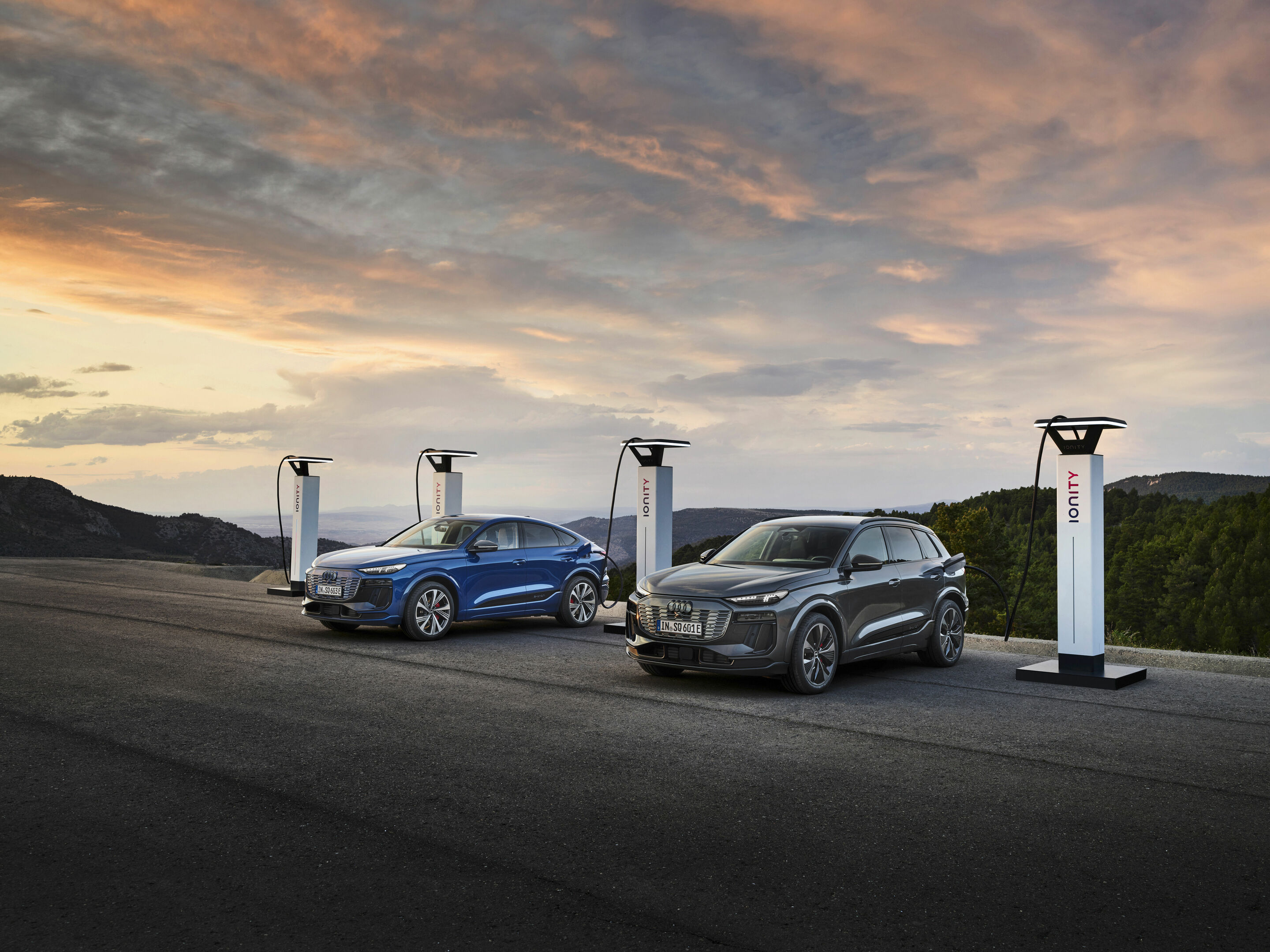 Audi SQ6 Sportback e-tron / Audi SQ6 SUV e-tron - Standaufnahme,
Farbe: Ascariblau Metallic, Magnetgrau
