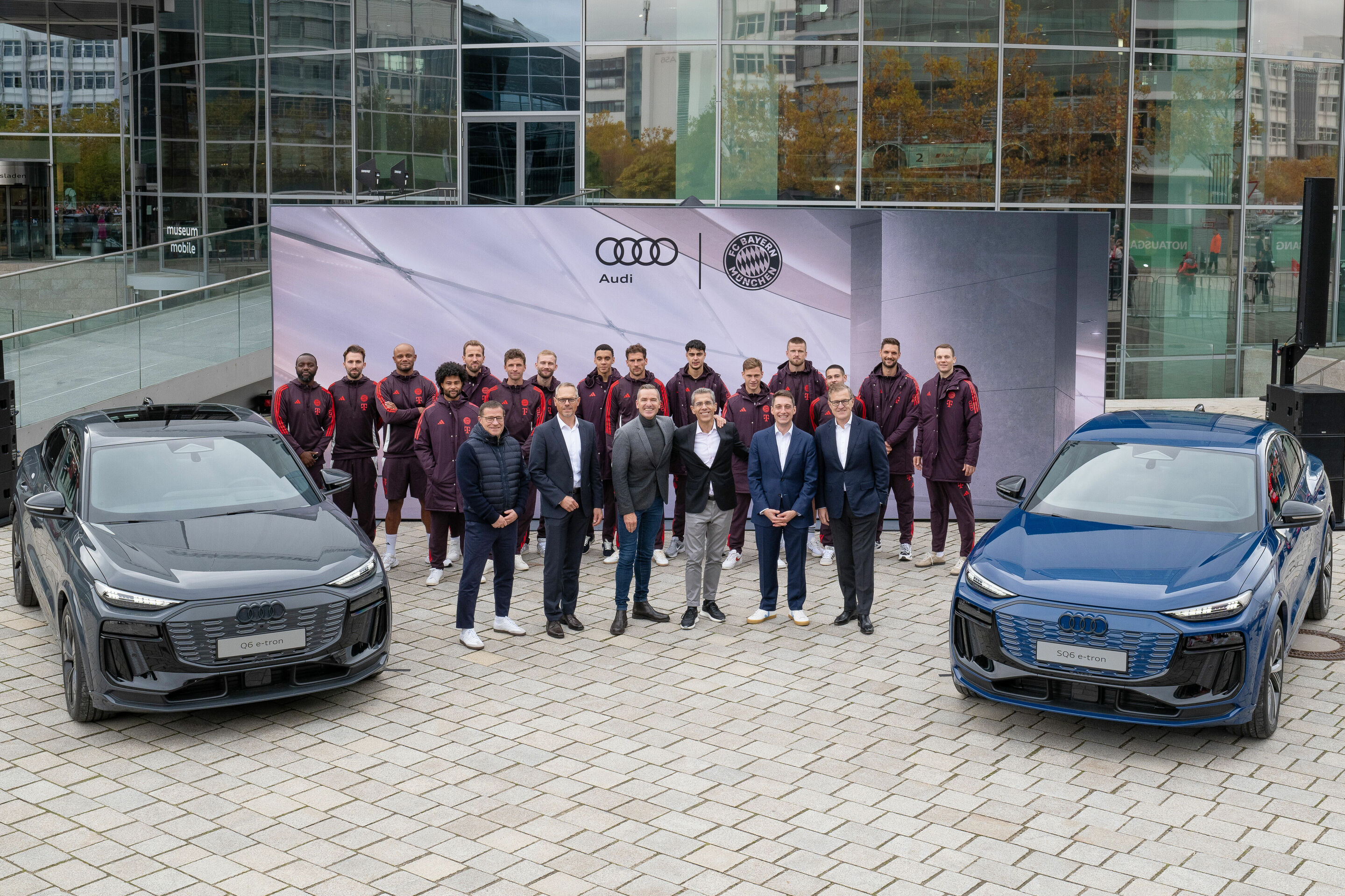 Audi delivers company cars to FC Bayern - The FC Bayern München received company cars for the current soccer season at the Audi Piazza in Ingolstadt: Max Eberl, sporting director of FC Bayern; Siegfried Schmidtner, Plant manager at the Ingolstadt site;...