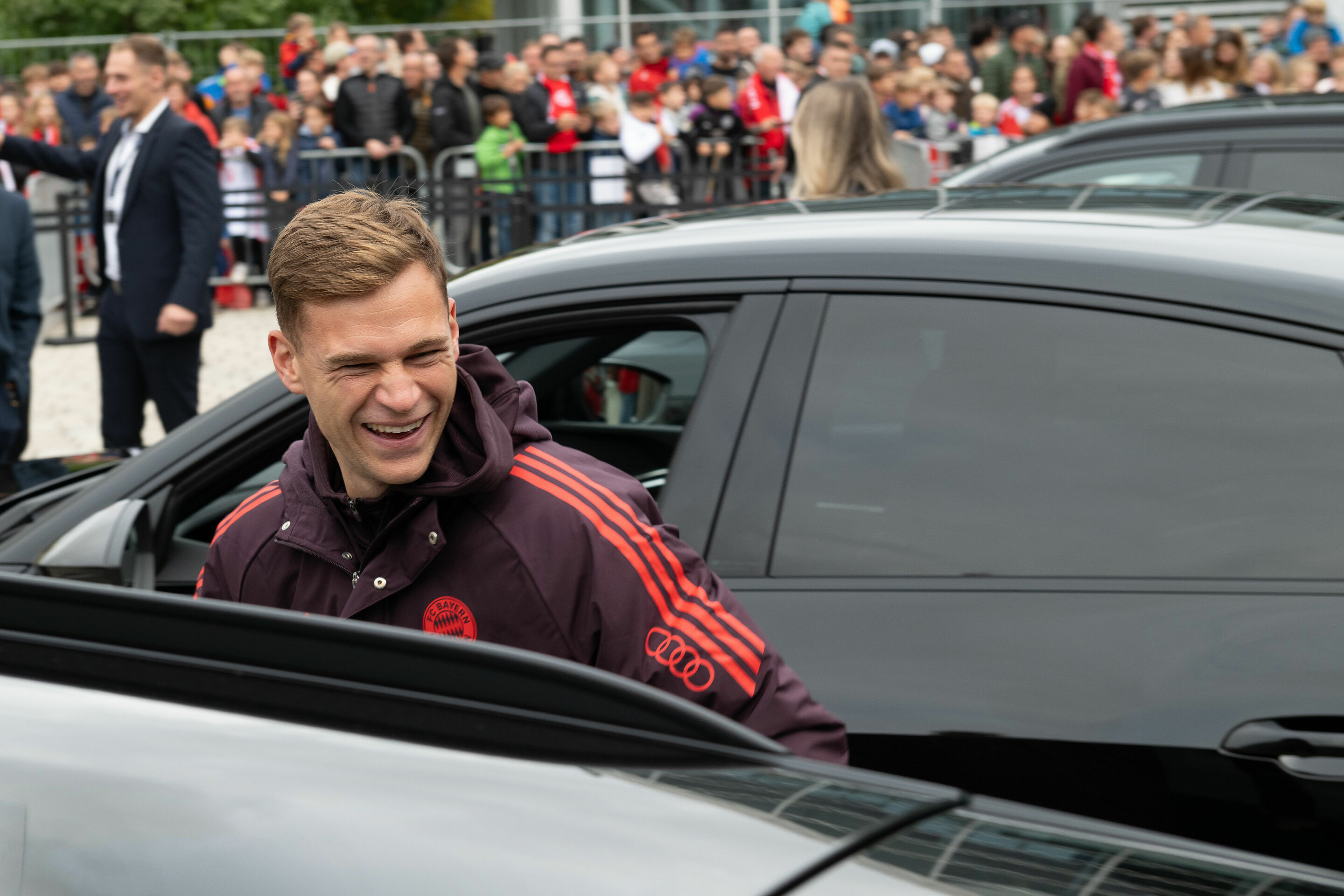 Audi delivers company cars to FC Bayern - Bayern player and captain of the german national team Joshua Kimmich visibly had fun with his new Audi SQ8 e-tron in Mythos Black Metallic.