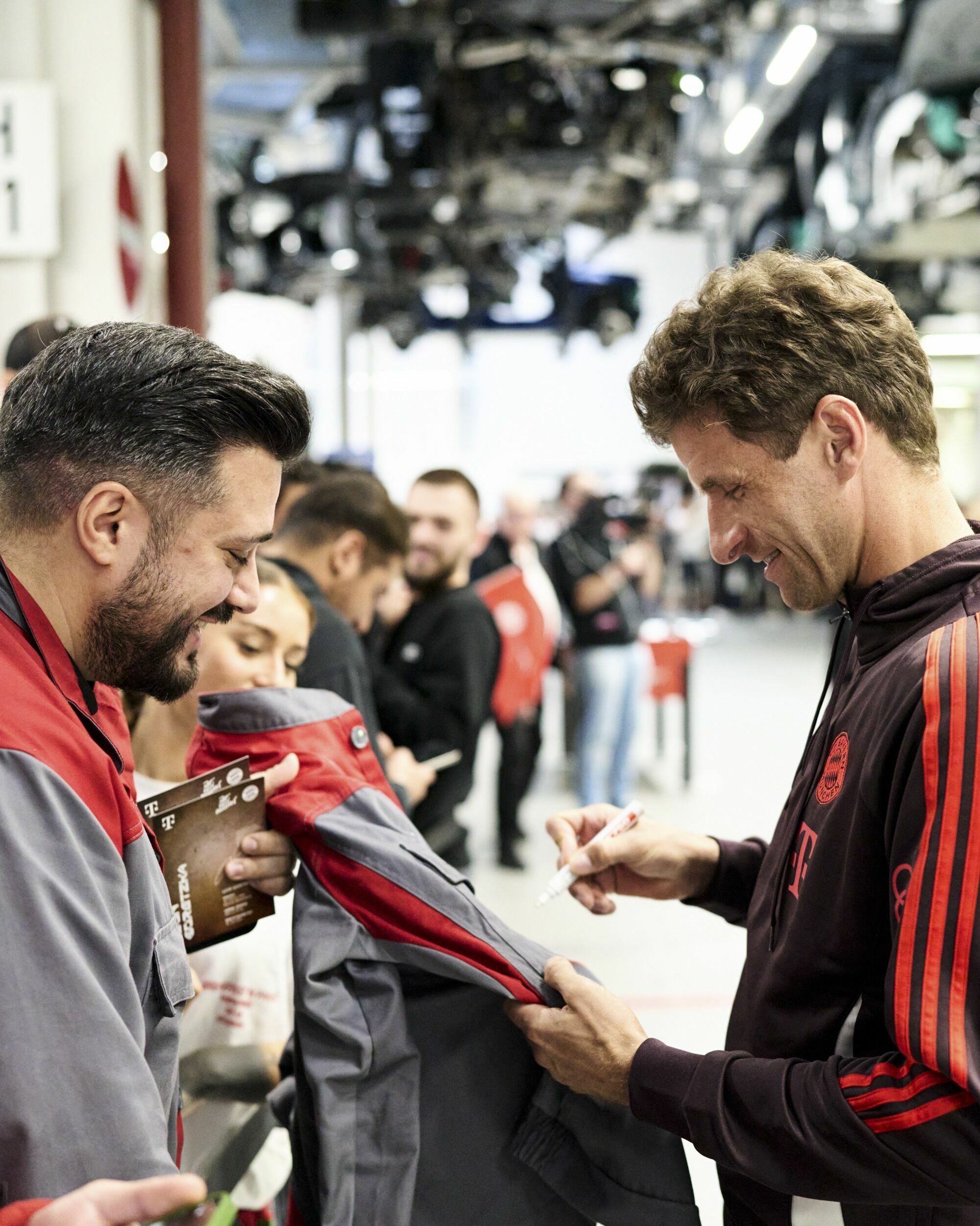 Audi delivers company cars to FC Bayern - As part of the tour of the production facility, the Bayern stars such as Thomas Müller also took time to sign autographs for the Audi employees.