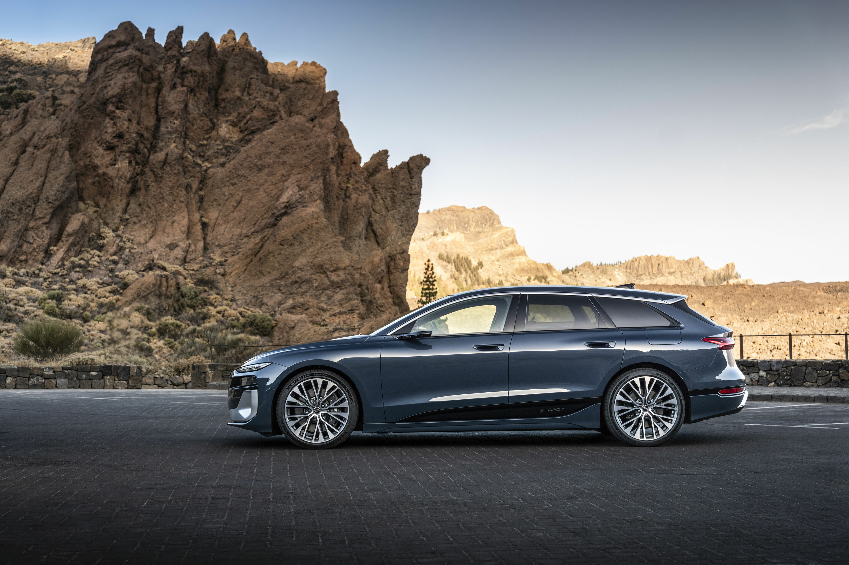 Audi S6 Avant e-tron - Standaufnahme,
Farbe: Plasmablau Metallic