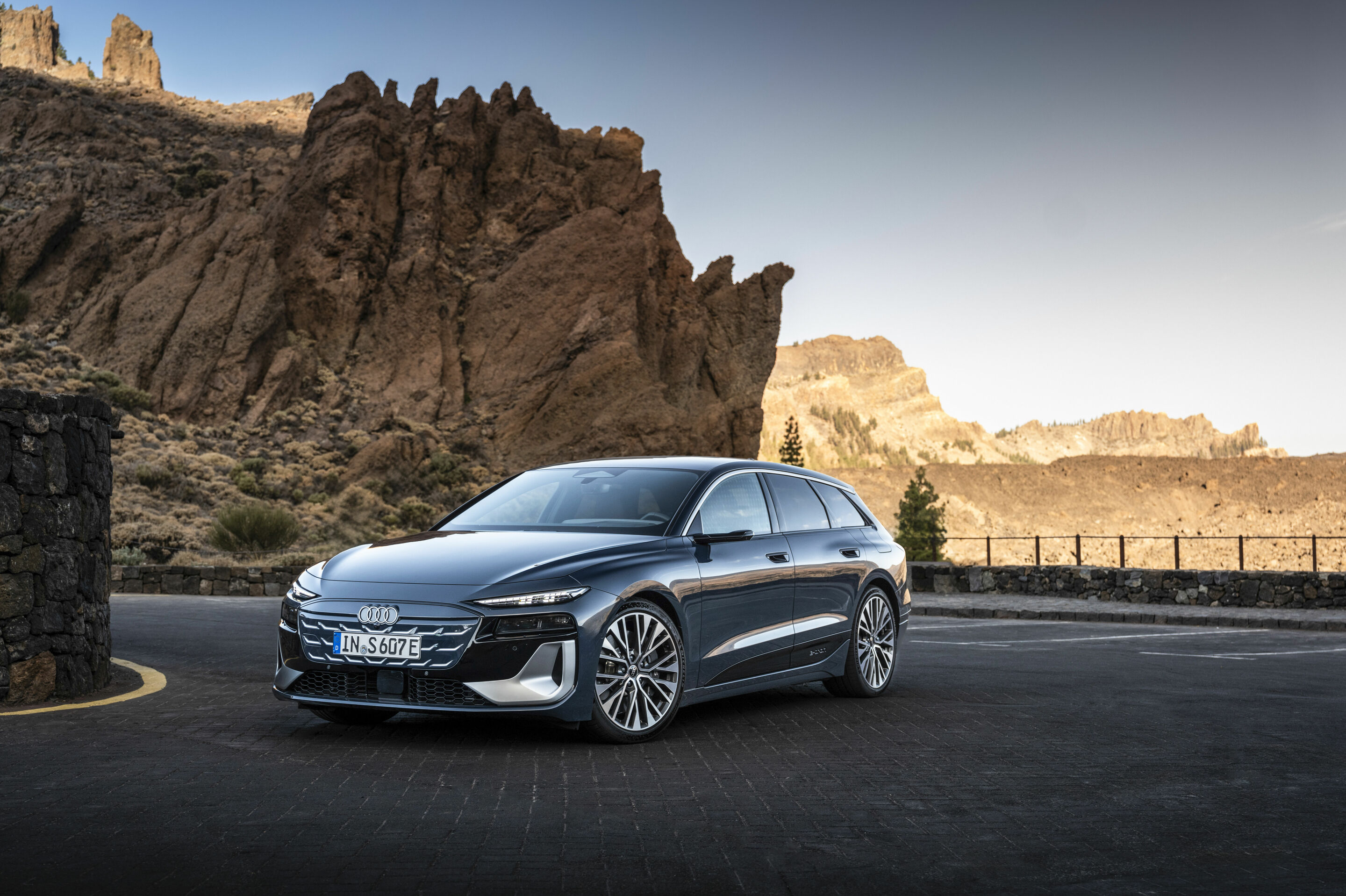 Audi S6 Avant e-tron - Standaufnahme,
Farbe: Plasmablau Metallic