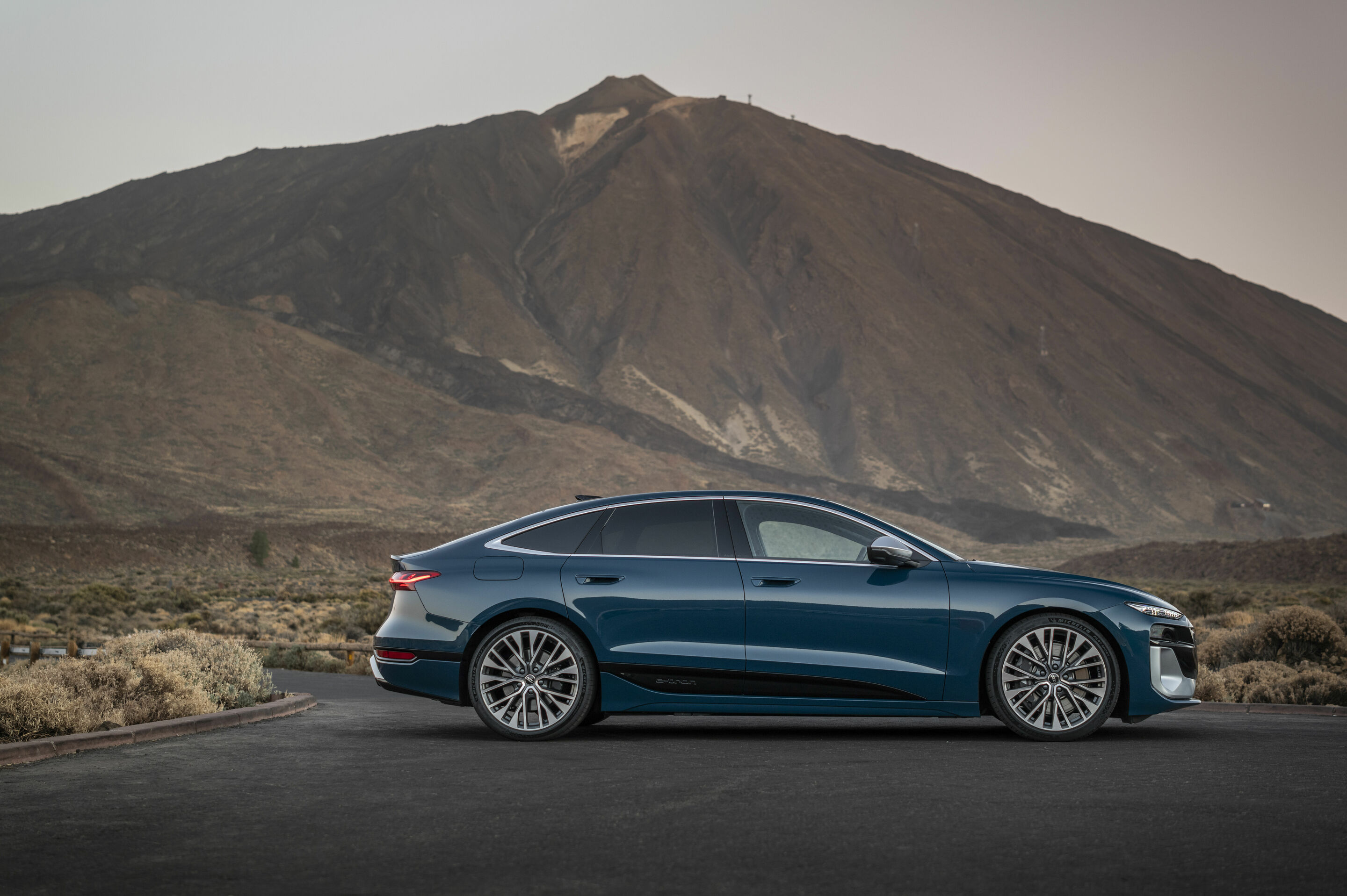 Audi S6 Sportback e-tron - Standaufnahme,
Farbe: Malpeloblau Metallic