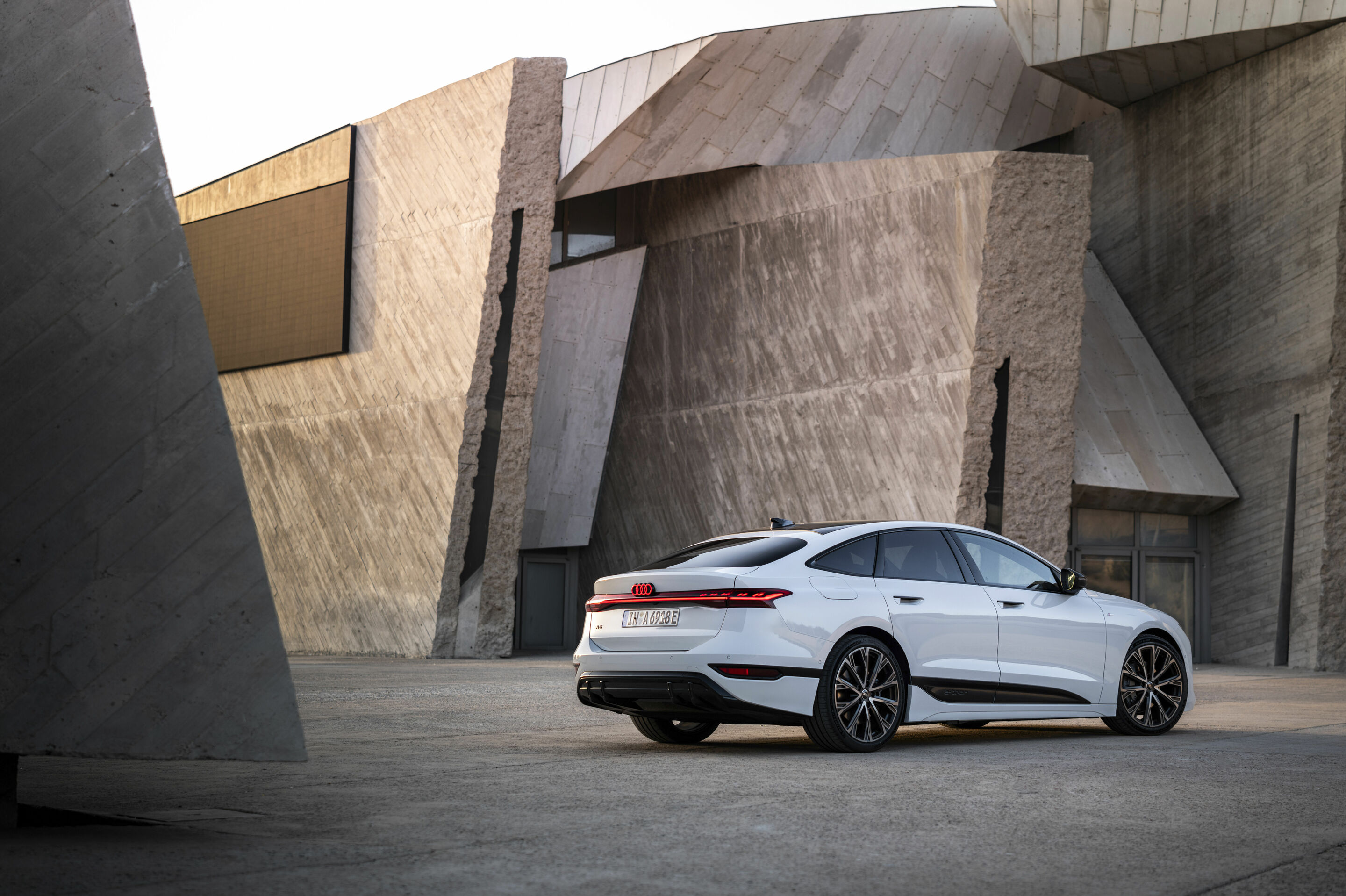 Audi A6 Sportback e-tron - Standaufnahme,
Farbe: Gletscherweiß Metallic