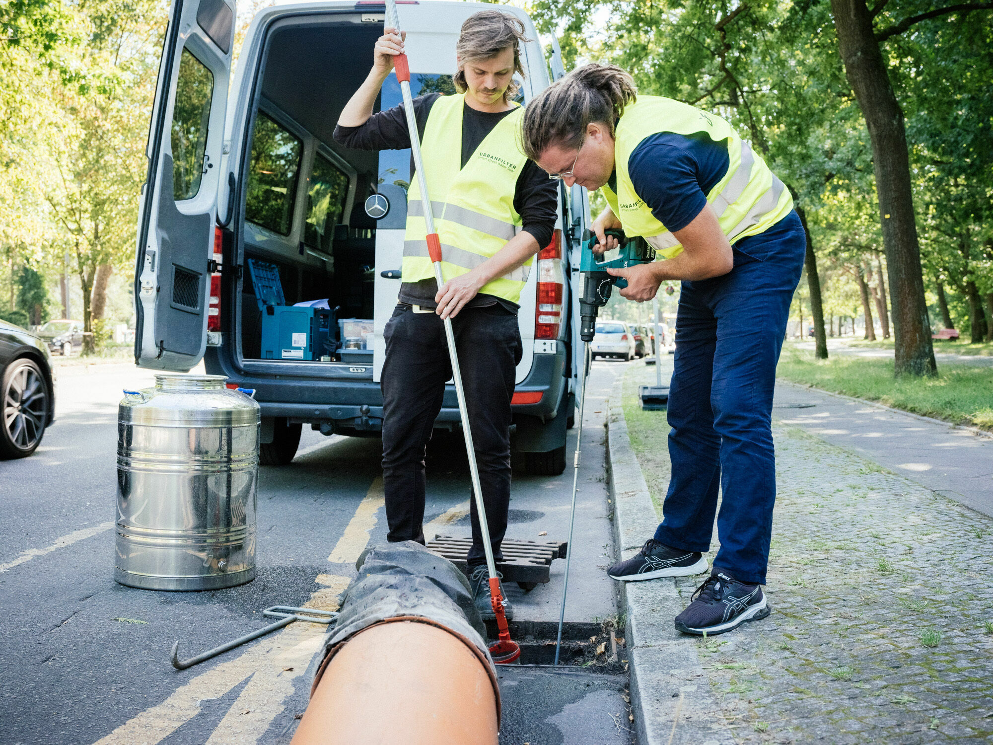 Against microplastics in wastewater - Johannes Neupert from TU Berlin (left) and Daniel Venghaus from GKD install an URBANFILTER. The filter is designed to reduce microplastics in the water cycle by up to 97%.