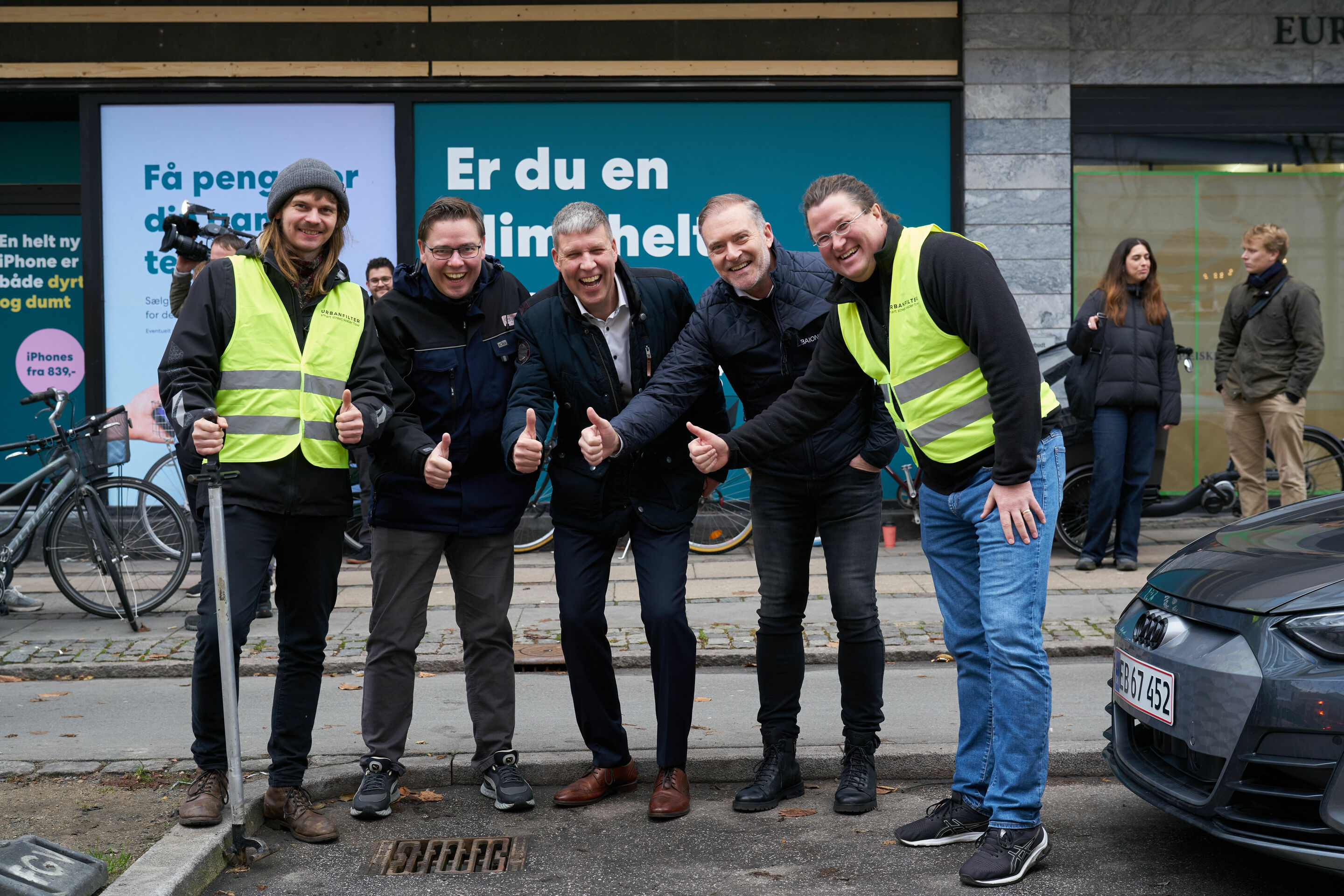Against microplastics in wastewater - From left to right: Johannes Neupert (TU Berlin), Dominik Herper (GKD Group), Rüdiger Recknagel (Audi Environmental Foundation), Søren Dandanell (BAIONYX), and Daniel Venghaus (GKD Group) are visibly pleased with...