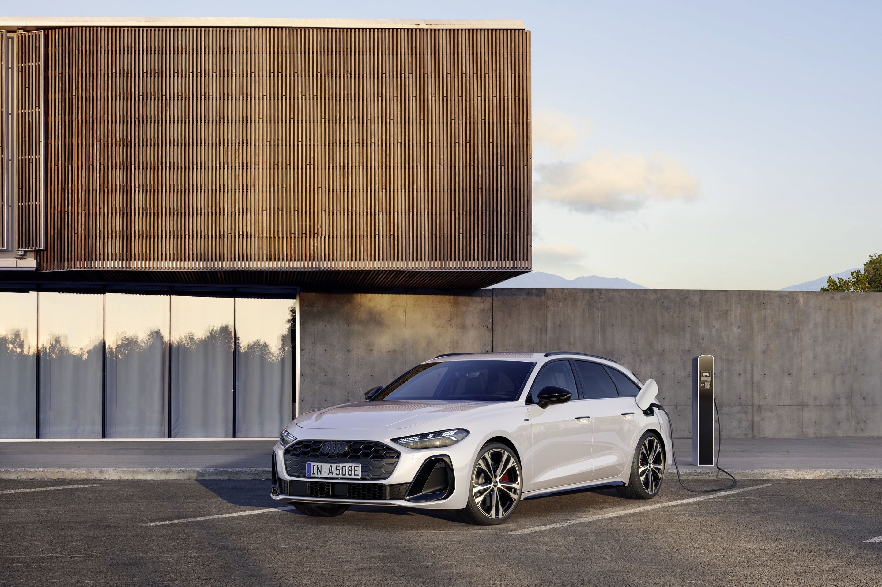 Audi A5 Avant e-hybrid quattro - Standaufnahme,
Farbe: Gletscherweiß