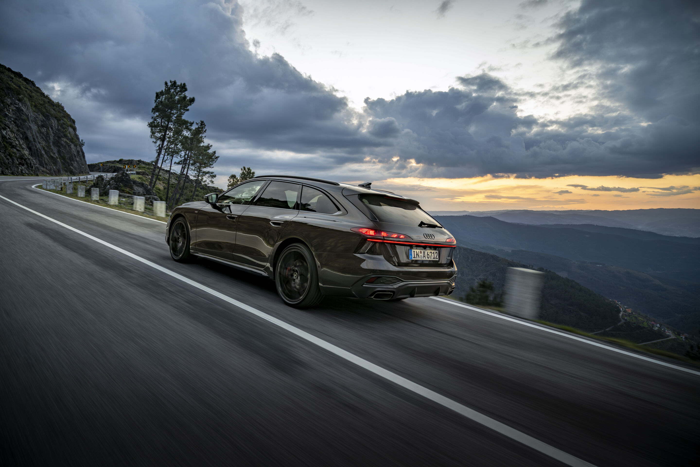Audi A6 Avant - Dynamic photo, 
Colour: Madeira Brown metallic