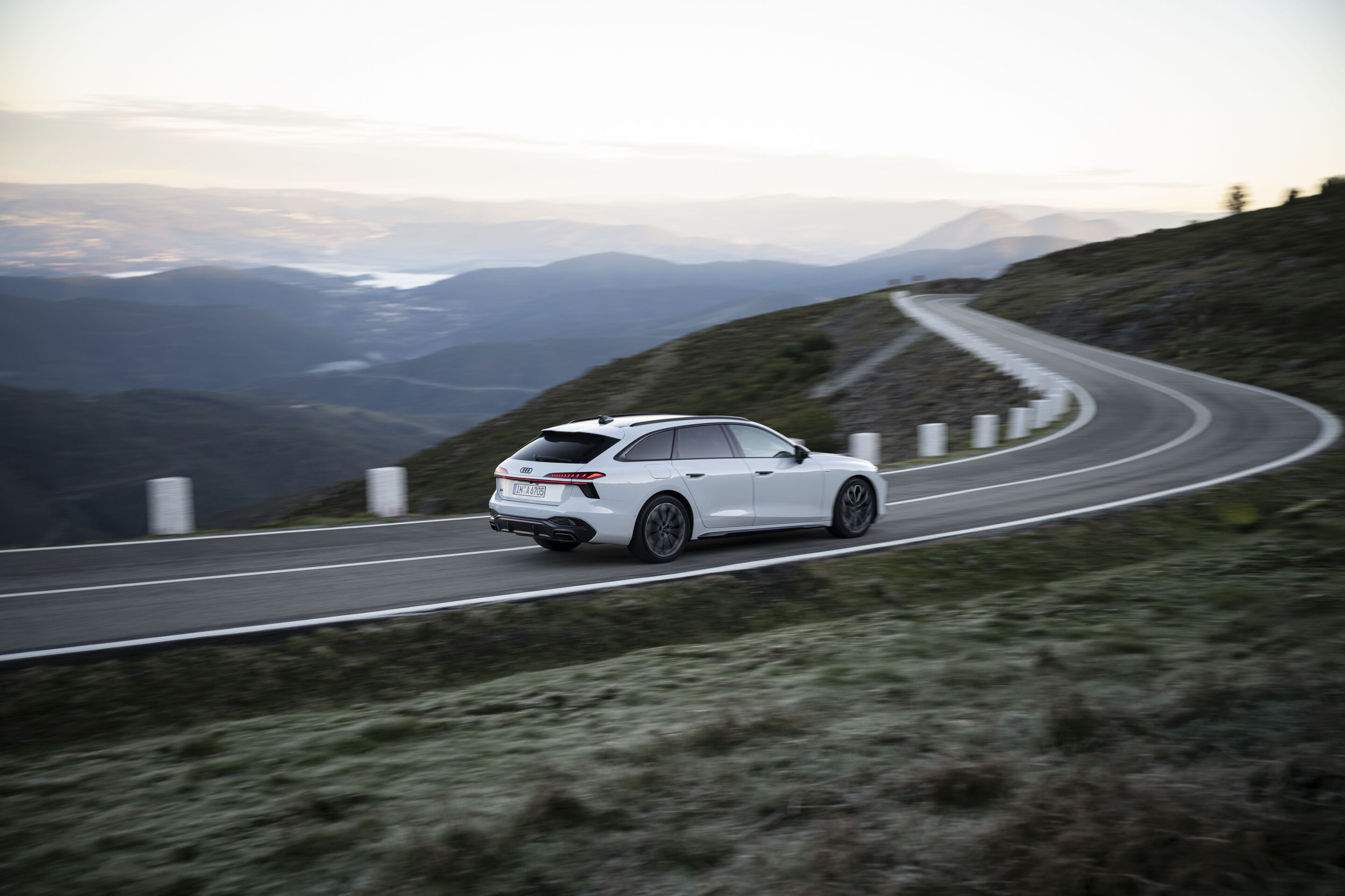 Connected development: the Audi A6 Avant as the perfect travel companion - The perfect balance of superior driving comfort and dynamic handling: the Audi A6 Avant in Glacier white metallic.
Dynamic photo,
Colour: Glacier white metallic