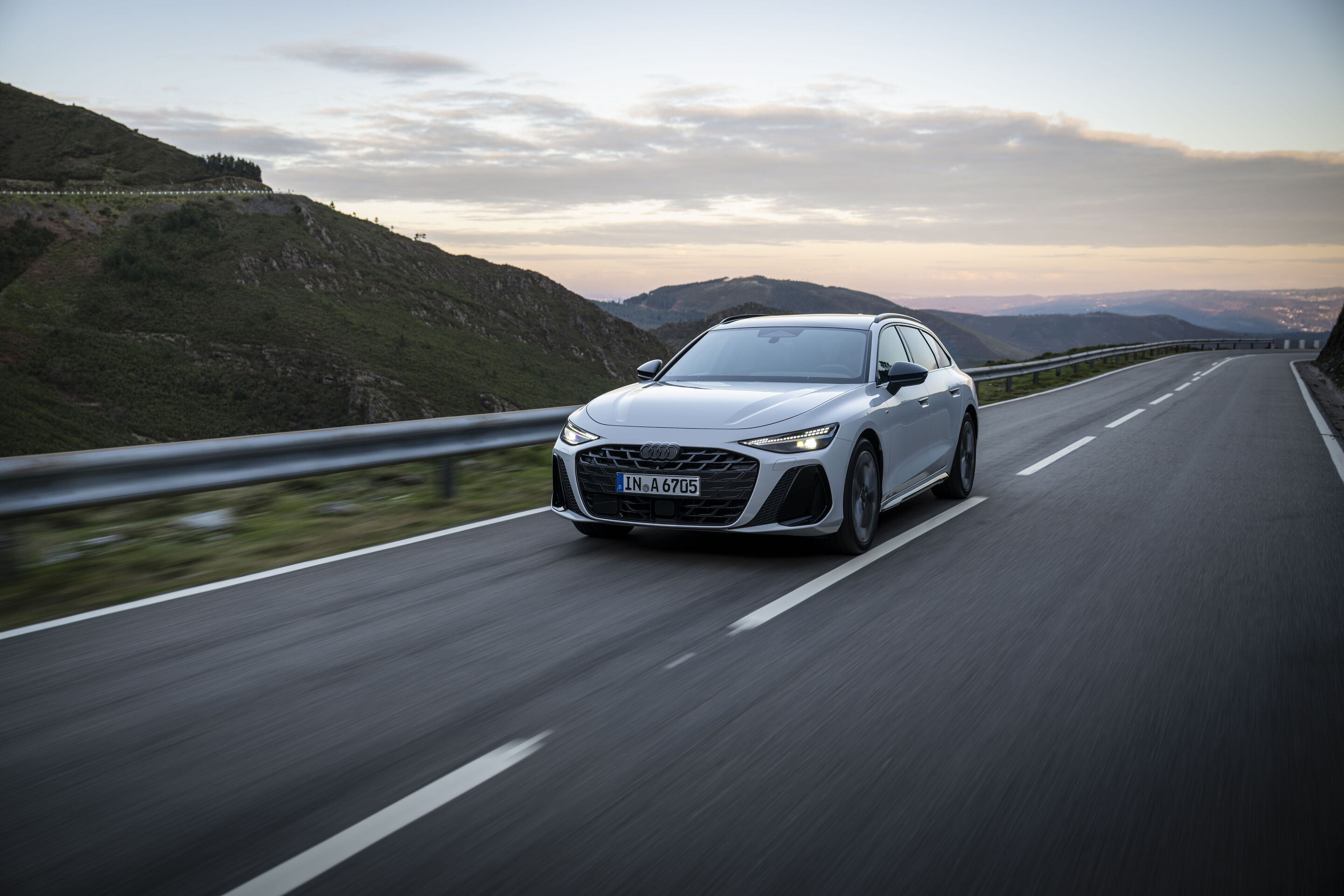 Audi A6 Avant - Dynamic photo,
Colour: Glacier white metallic