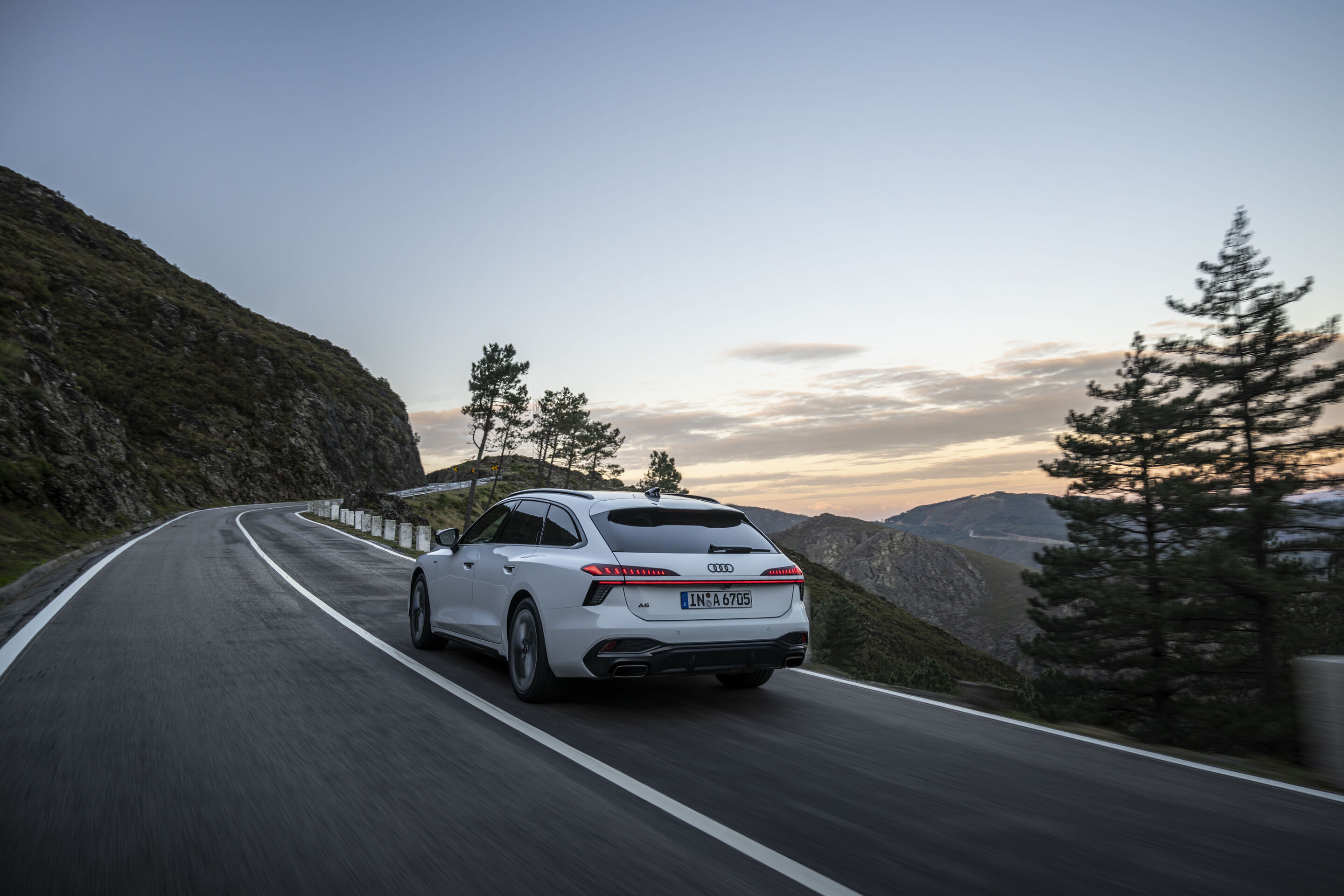 Audi A6 Avant - Dynamic photo,
Colour: Glacier white metallic