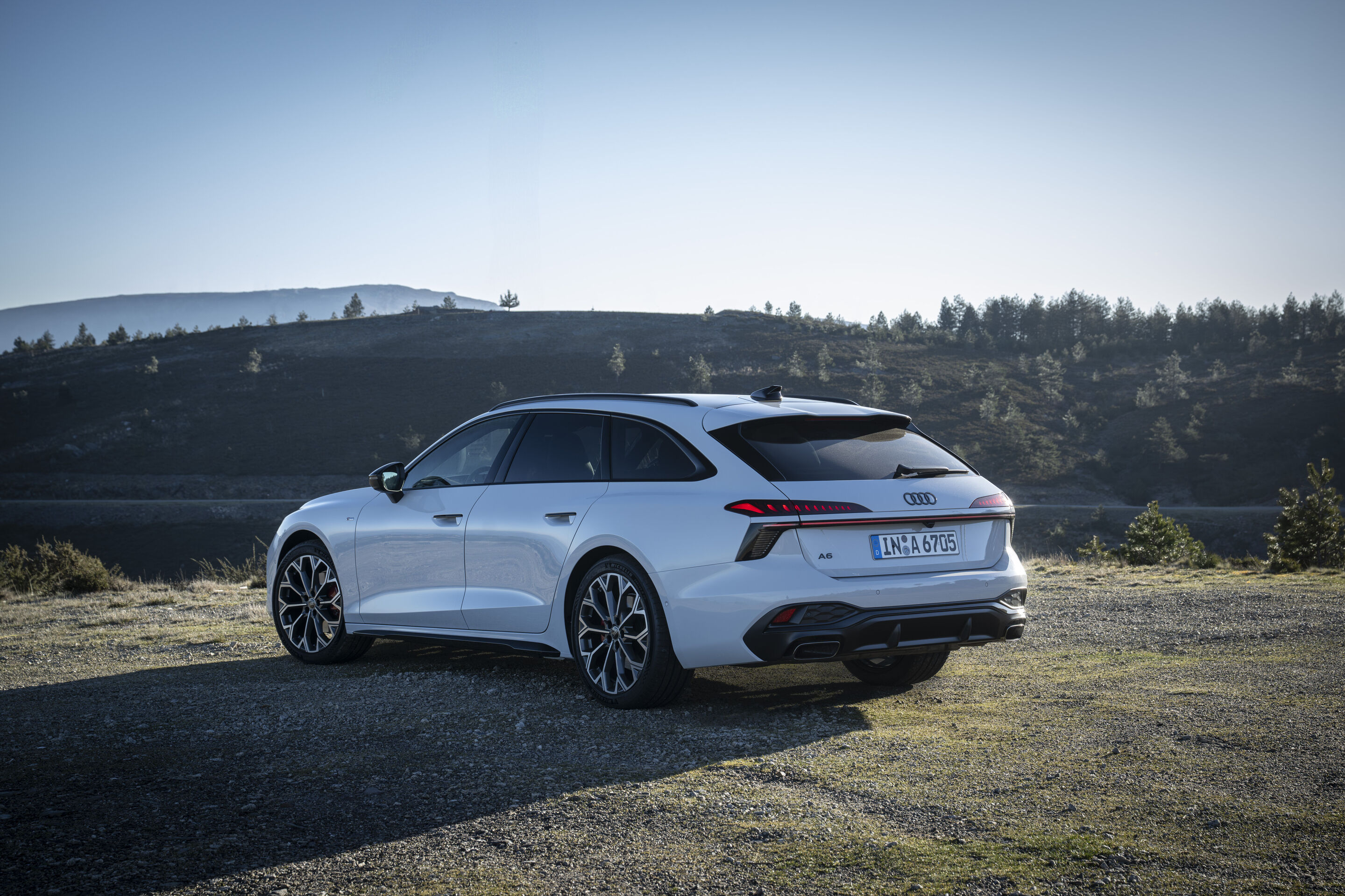 Audi A6 Avant - Static photo,
Colour: Glacier white metallic