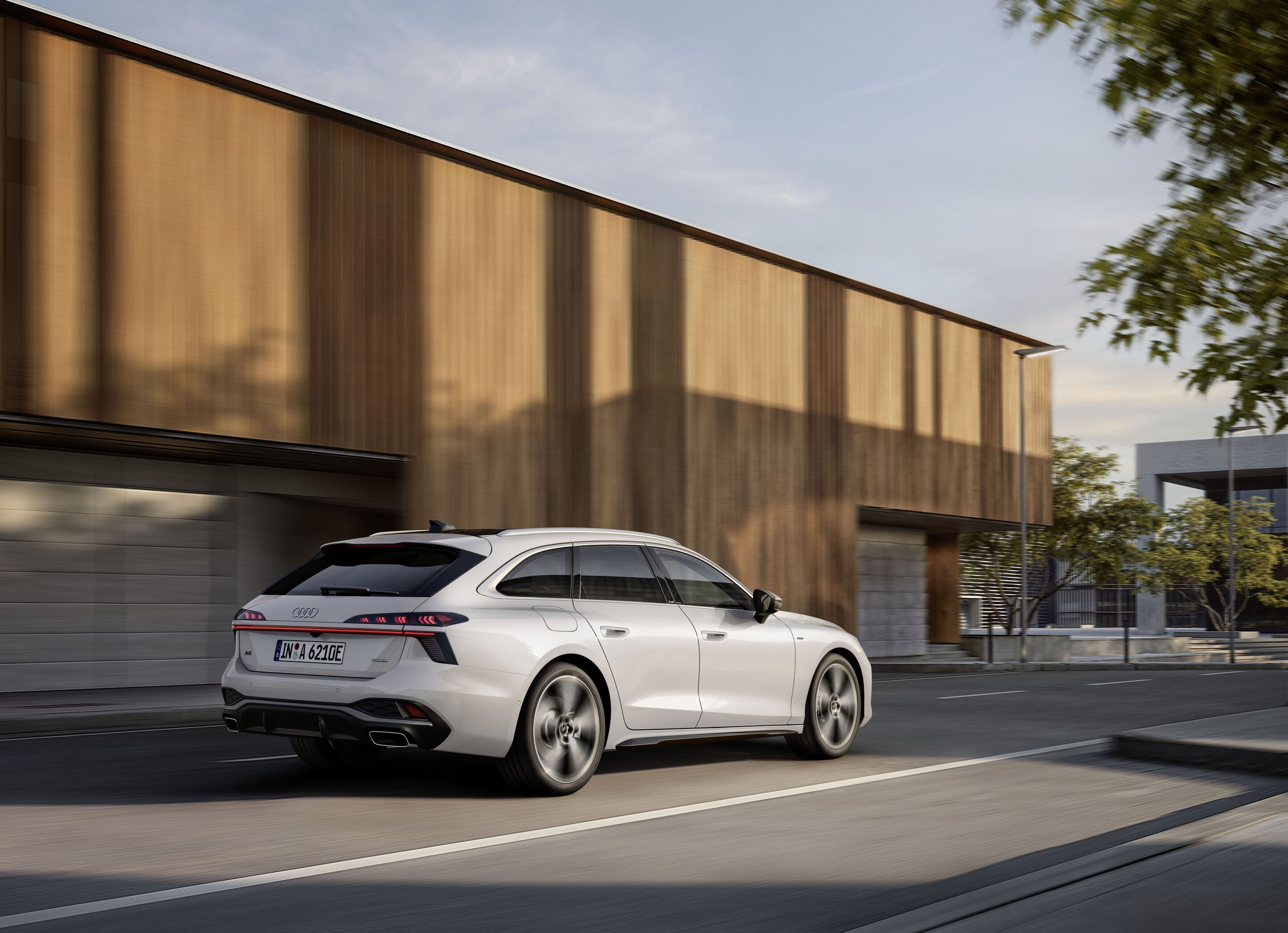 Audi A6 Avant e-hybrid quattro - Fahraufnahme,
Farbe: Gletscherweiß