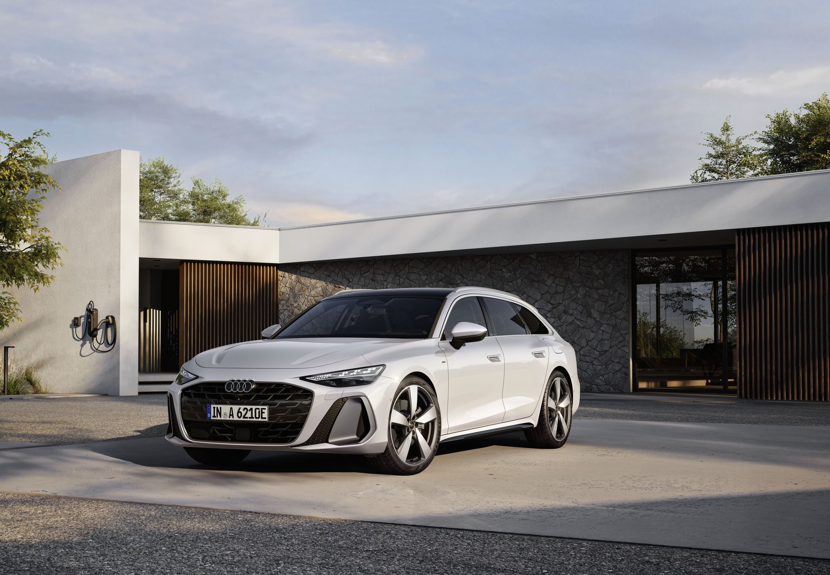 Audi A6 Avant e-hybrid quattro - Standaufnahme,
Farbe: Gletscherweiß