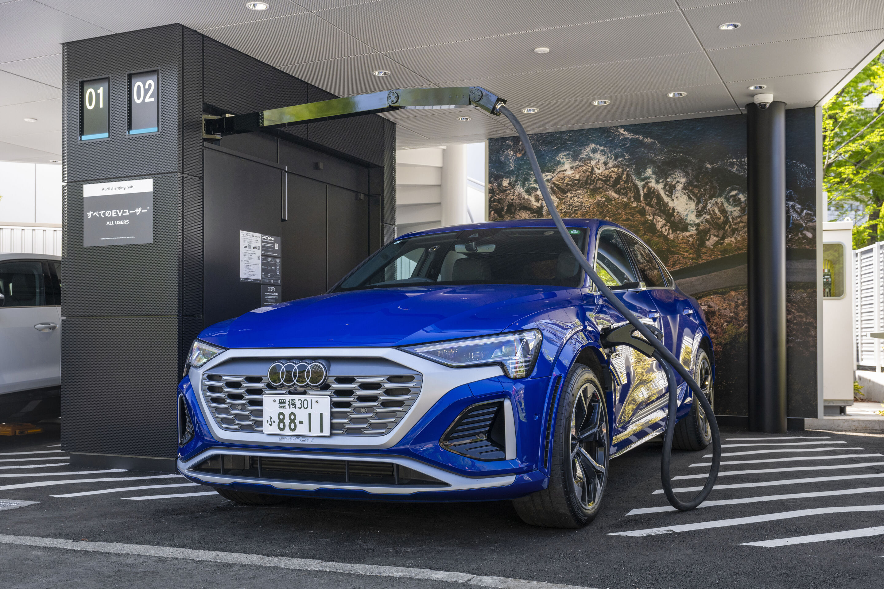Audi charging hub Shibakōen – zweiter Ladehub in Tokio - Audi hat am 24. April 2025 seinen zweiten charging hub in Tokio eröffnet und baut sein globales Schnellladenetz weiter aus.