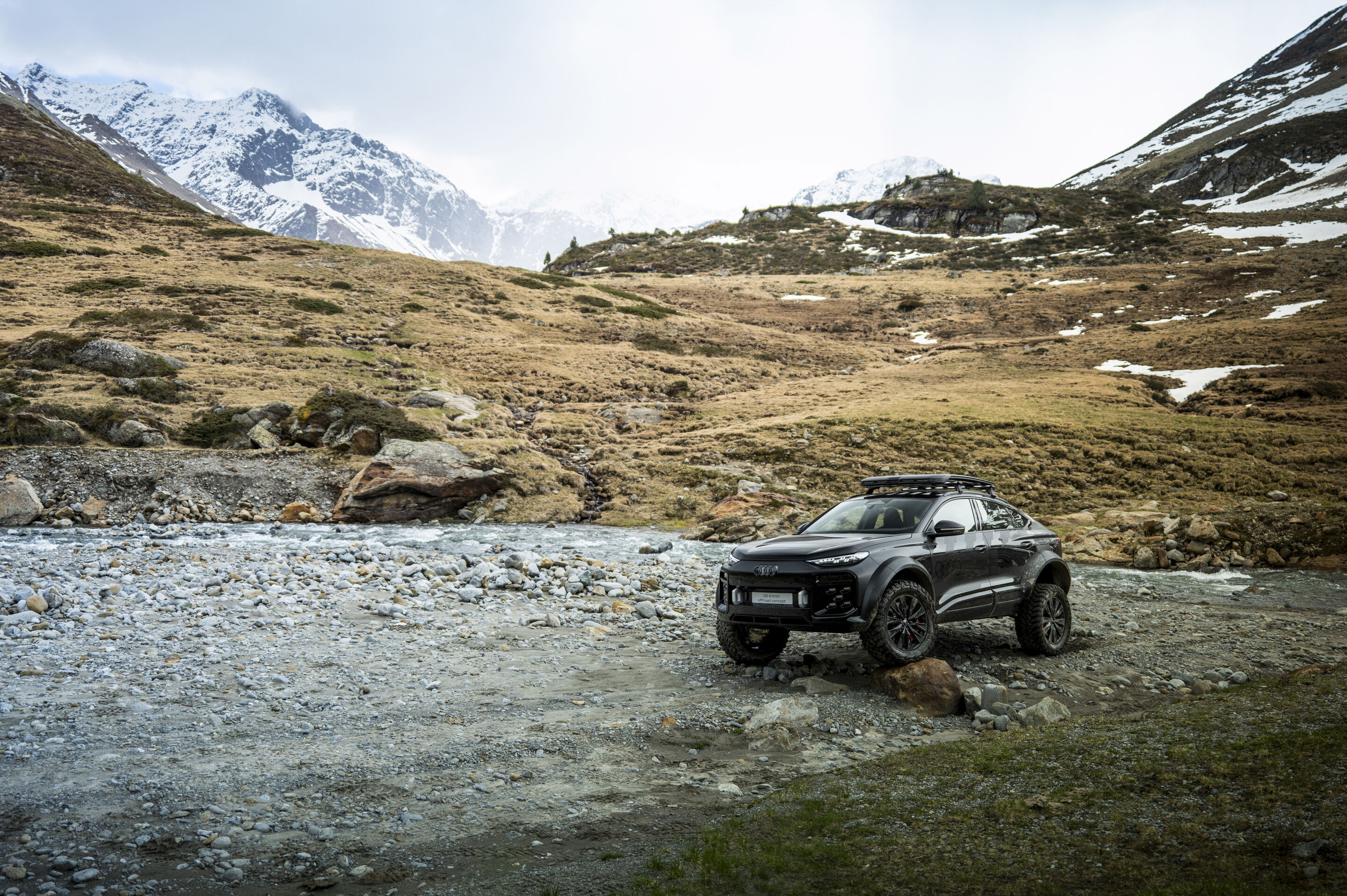 Audi Q6 e-tron offroad concept im Kaunertal - Standaufnahme im Kaunertal, Österreich
Farbe: Mythosschwarz Metallic, spezielle Folierung