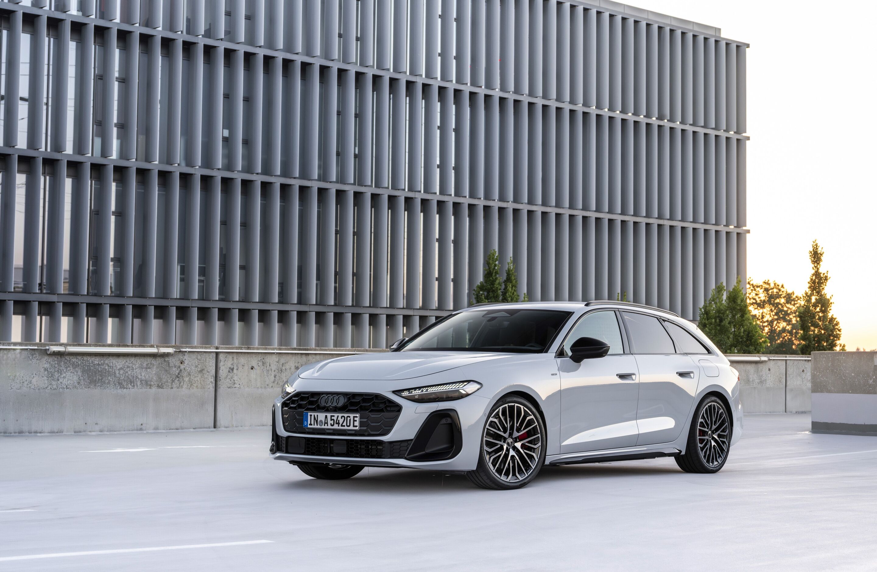 Audi A5 Avant e-hybrid quattro - Standaufnahme,
Farbe: Gletscherweiß