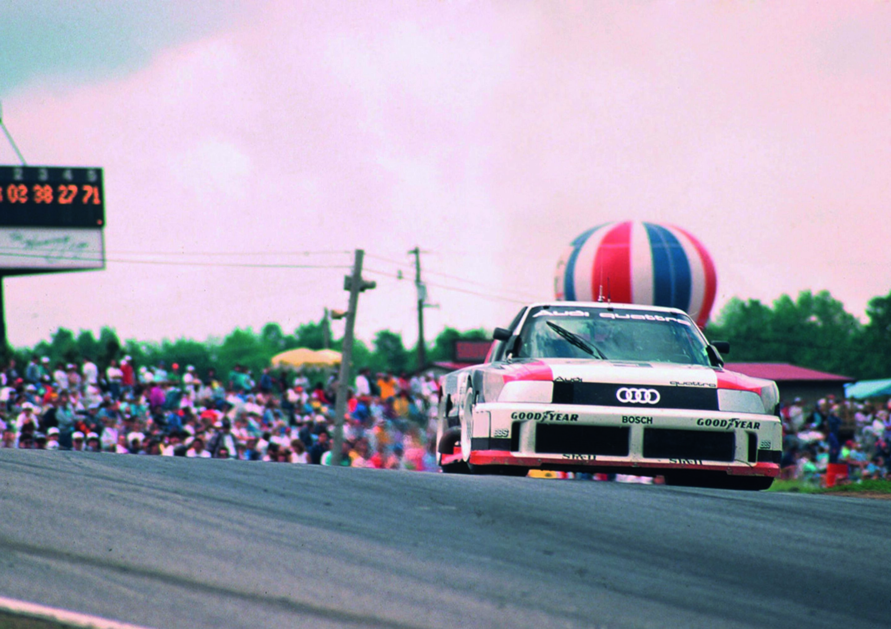 Anniversary magazine Motorsports - Mid-Ohio, USA - the photo illustrates the two-metre width of the IMSA GTO.