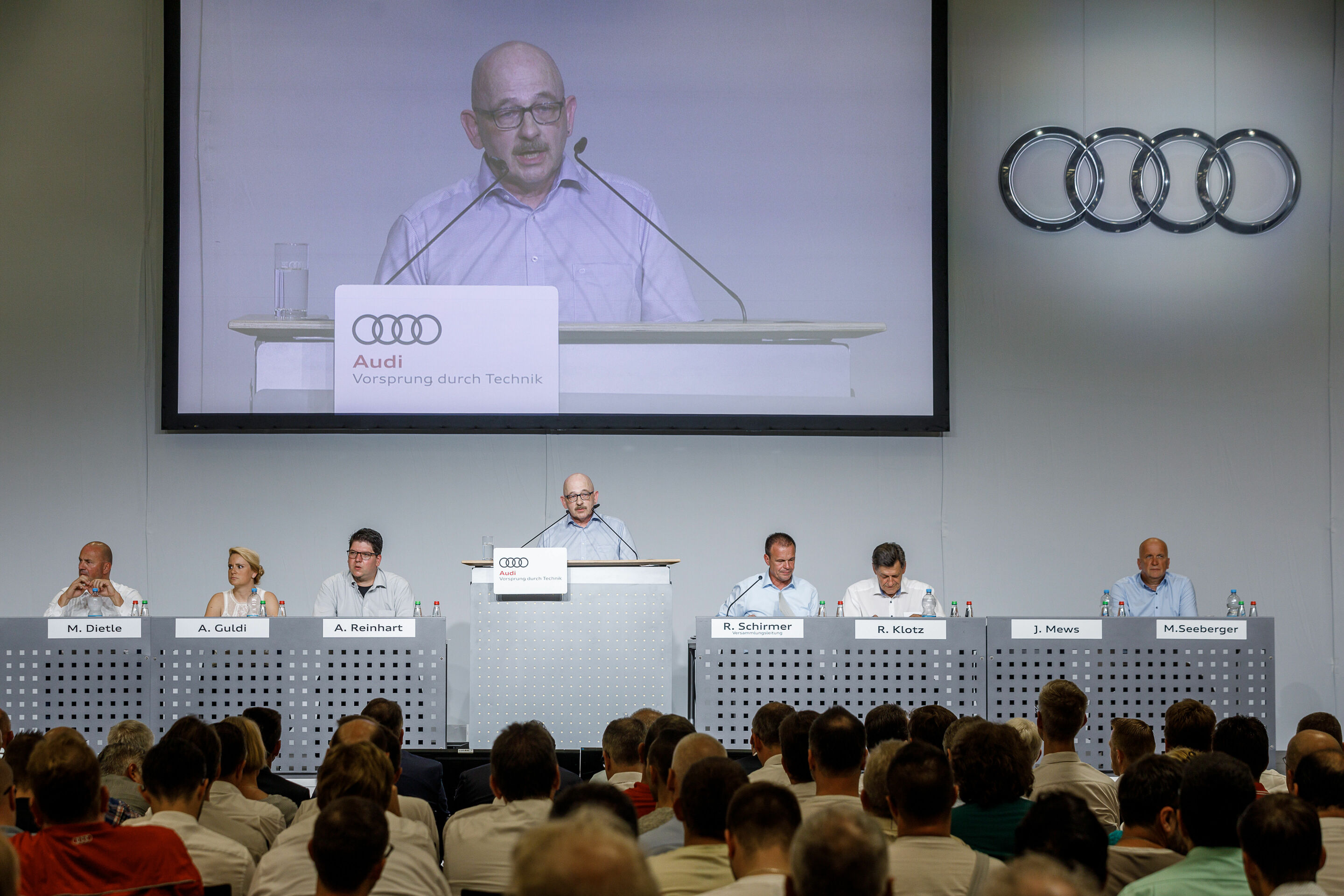 Betriebsversammlung bei Audi in Neckarsulm - Jürgen Mews zog im Bericht des Betriebsrats eine ernüchternde Halbjahresbilanz für den Standort.