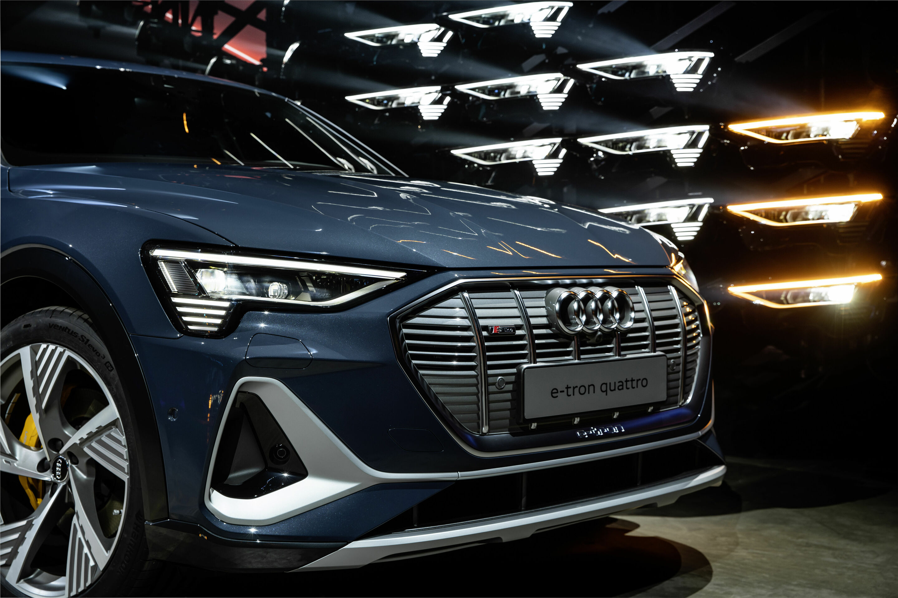 Audi e-tron Sportback 55 quattro - Detail
„Das abgebildete Fahrzeug zeigt Sonderausstattungen gegen Mehrpreis. Einzelne Ausstattungen werden erst zu einem späteren Zeitpunkt verfügbar sein.“